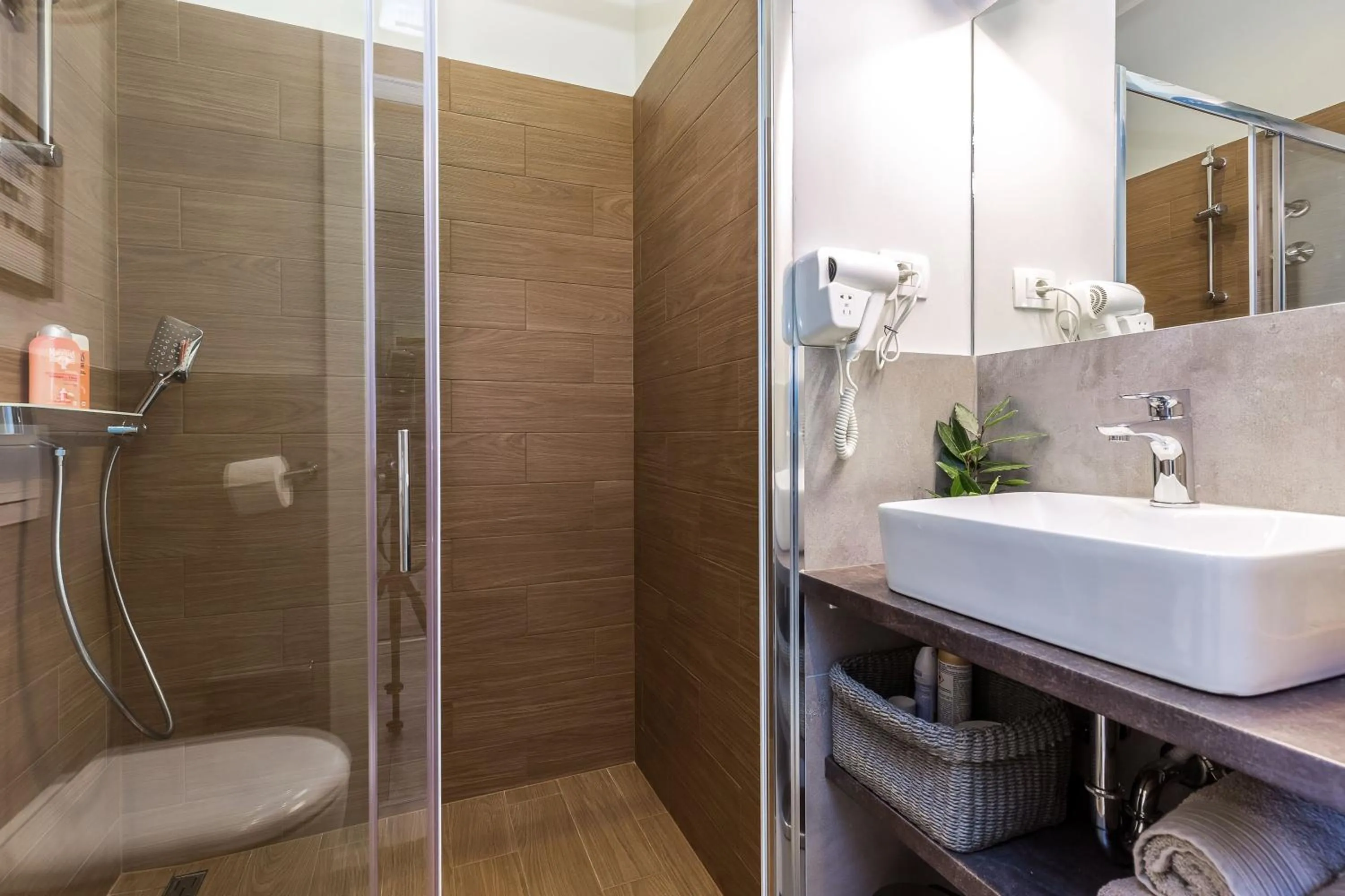Toilet in Number 1 Deluxe Apartments