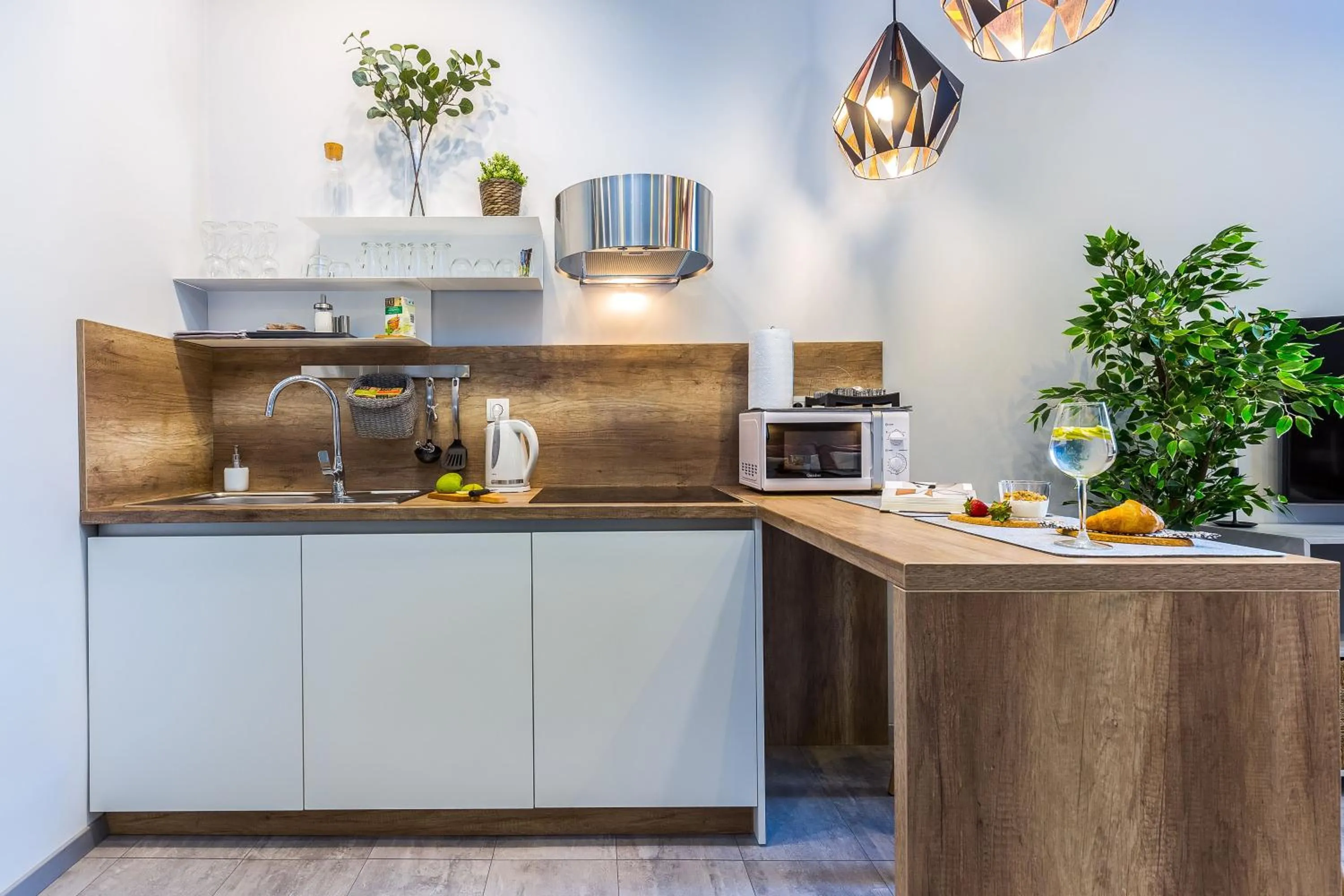 Coffee/tea facilities in Number 1 Deluxe Apartments