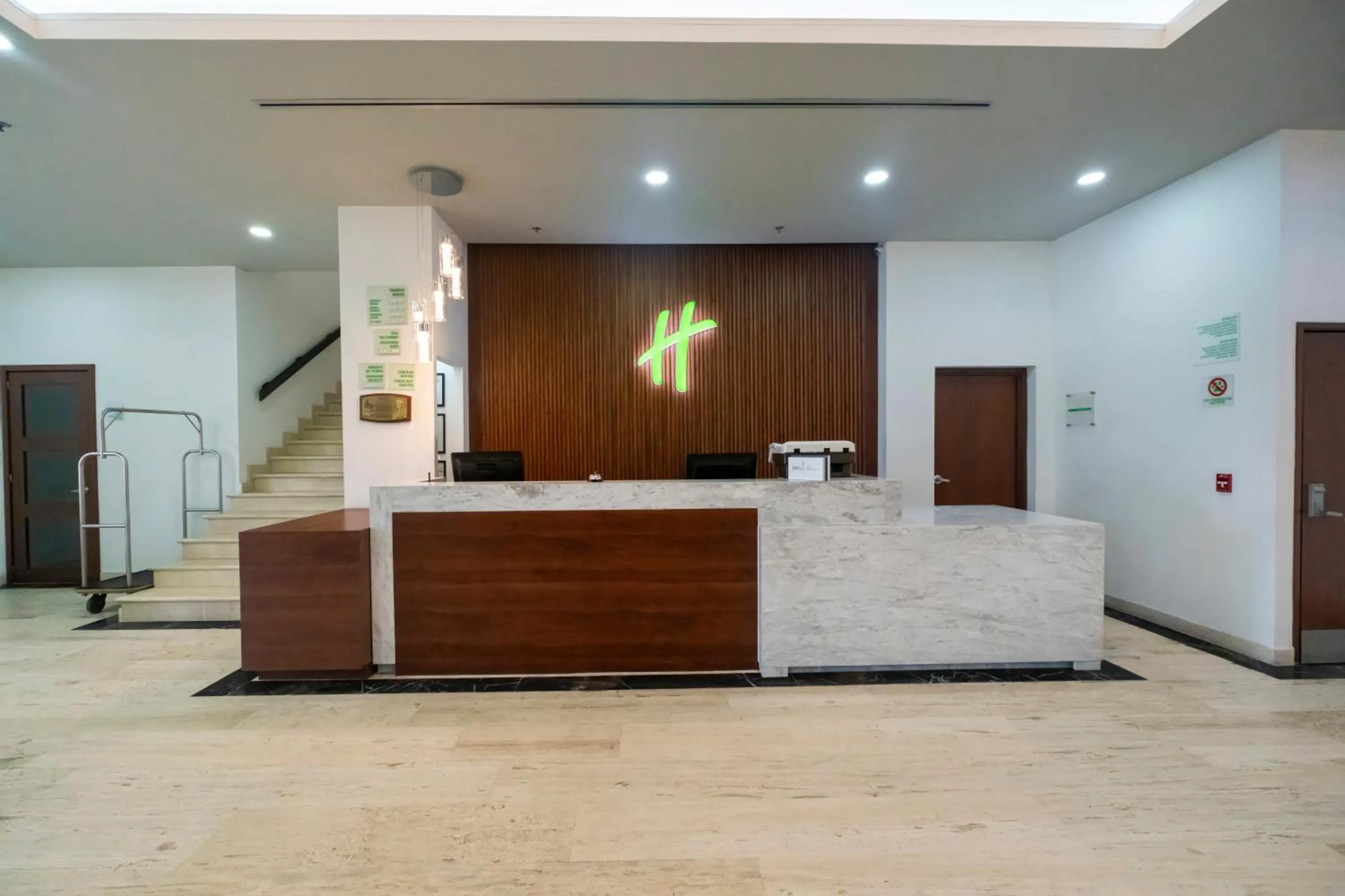 Lobby or reception in Holiday Inn Uruapan by IHG
