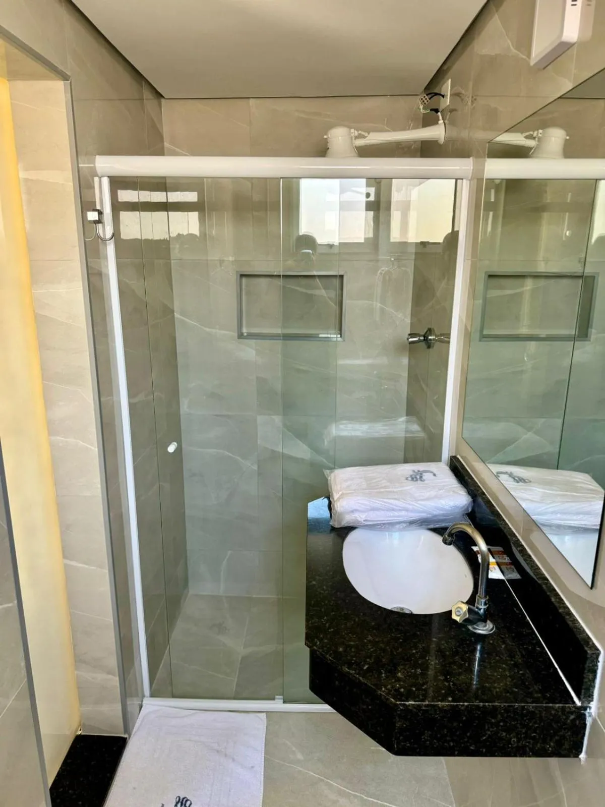 Shower in San Francisco Plazza Hotel