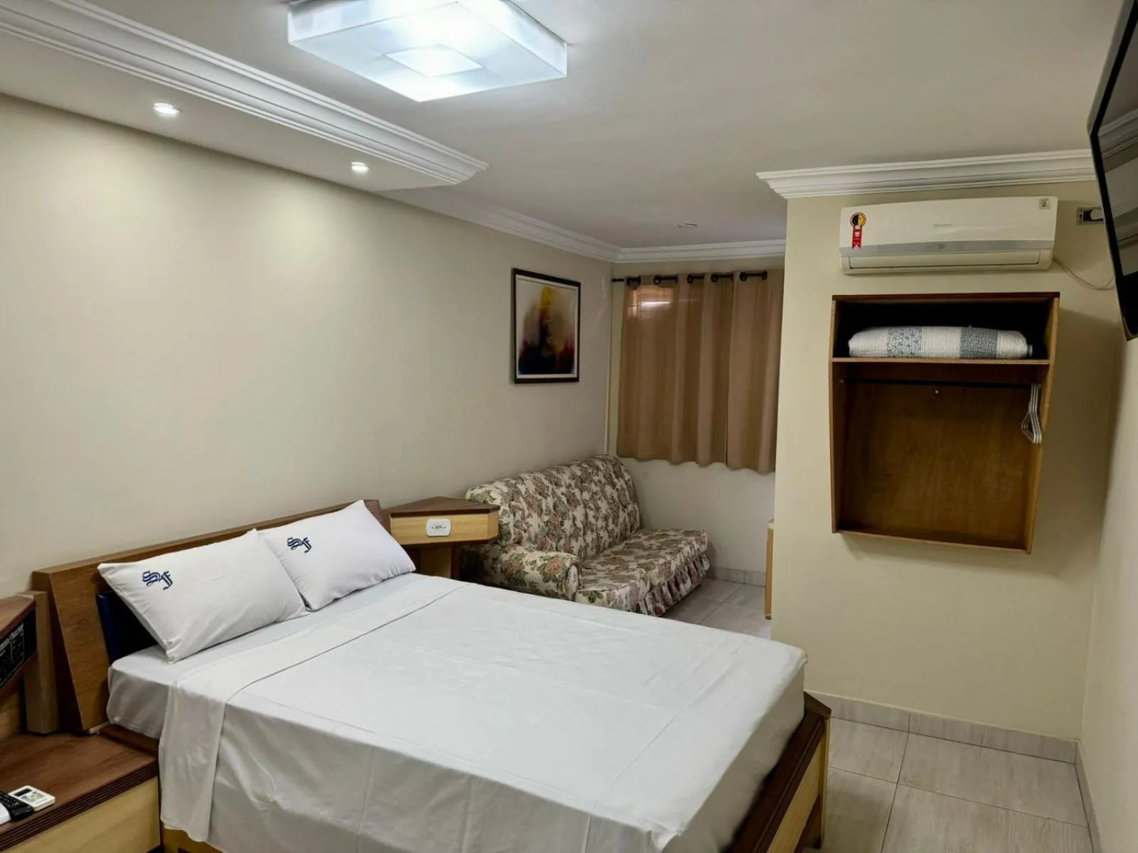 Bed in San Francisco Plazza Hotel