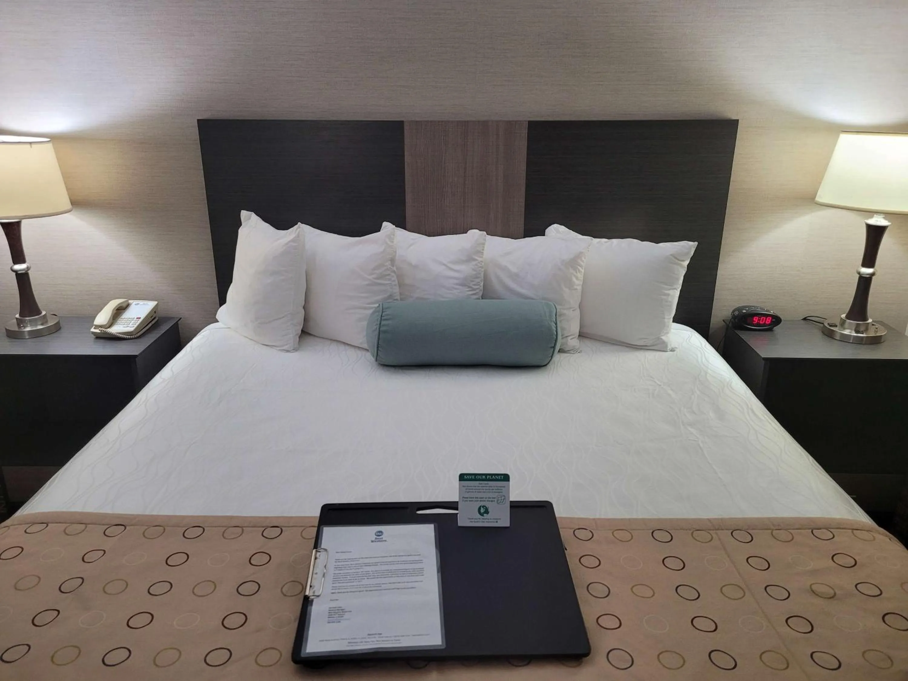 Photo of the whole room, Bed in Best Western Airport Inn