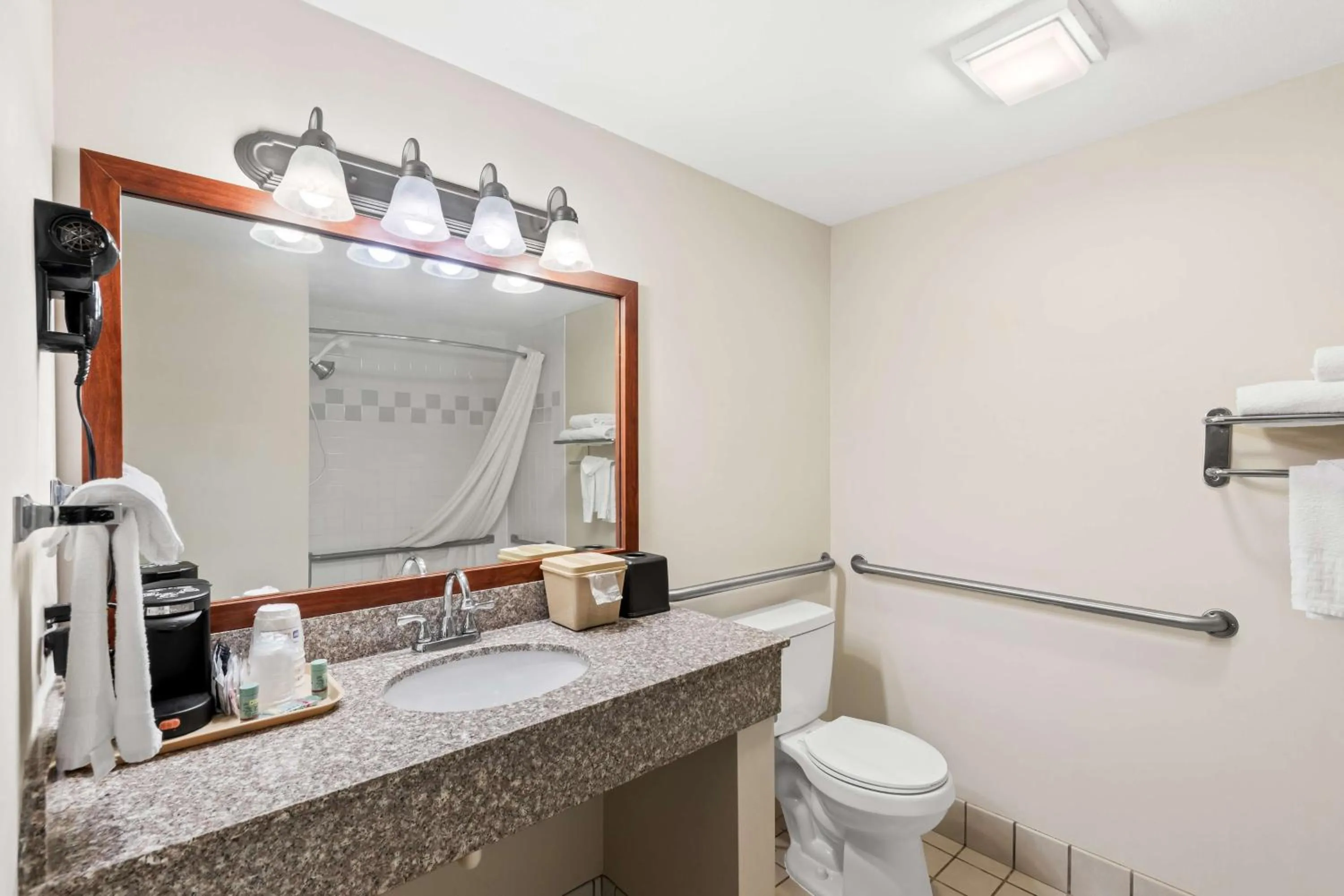 Bathroom in Best Western Airport Inn