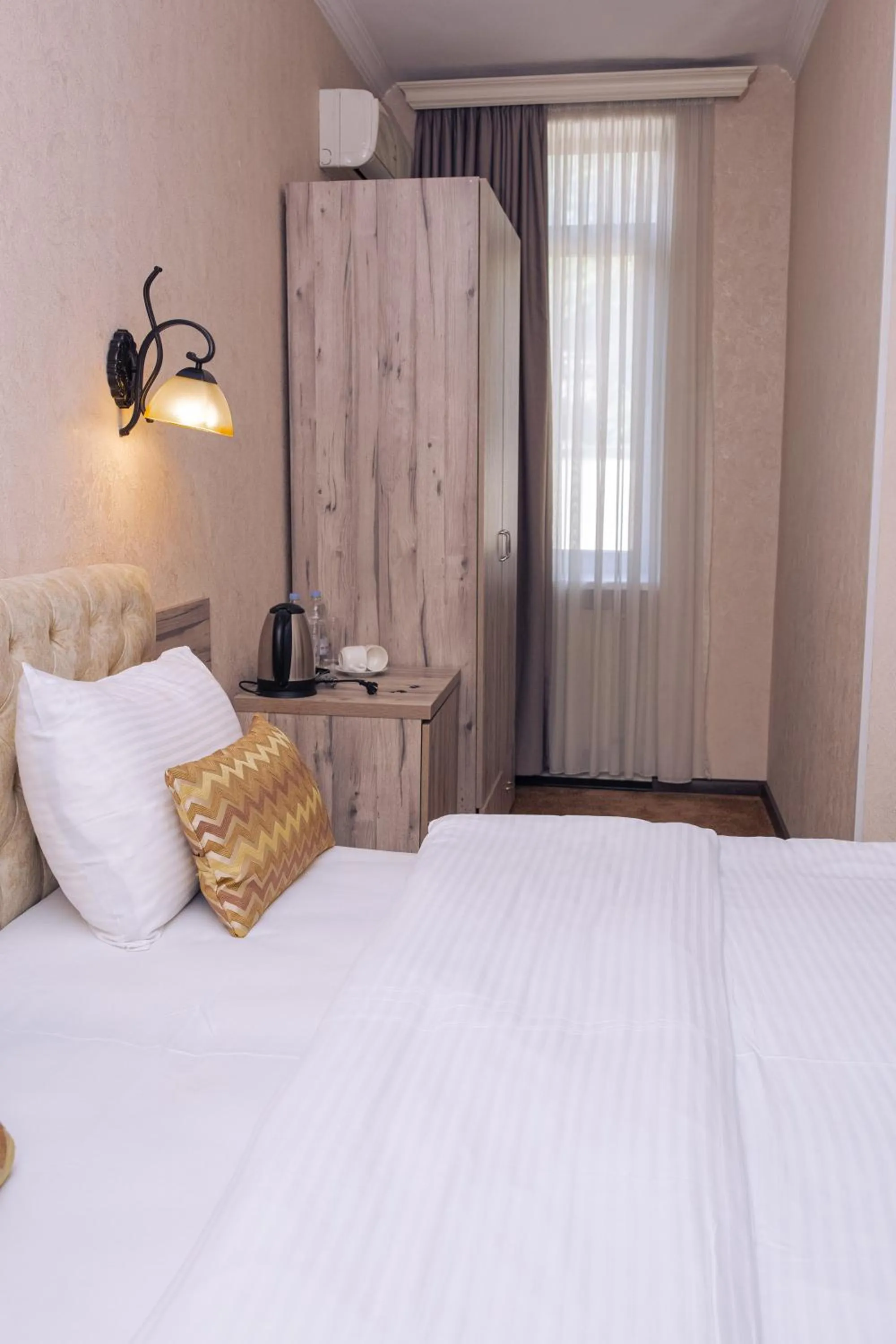 Bed in Hotel Imperial House