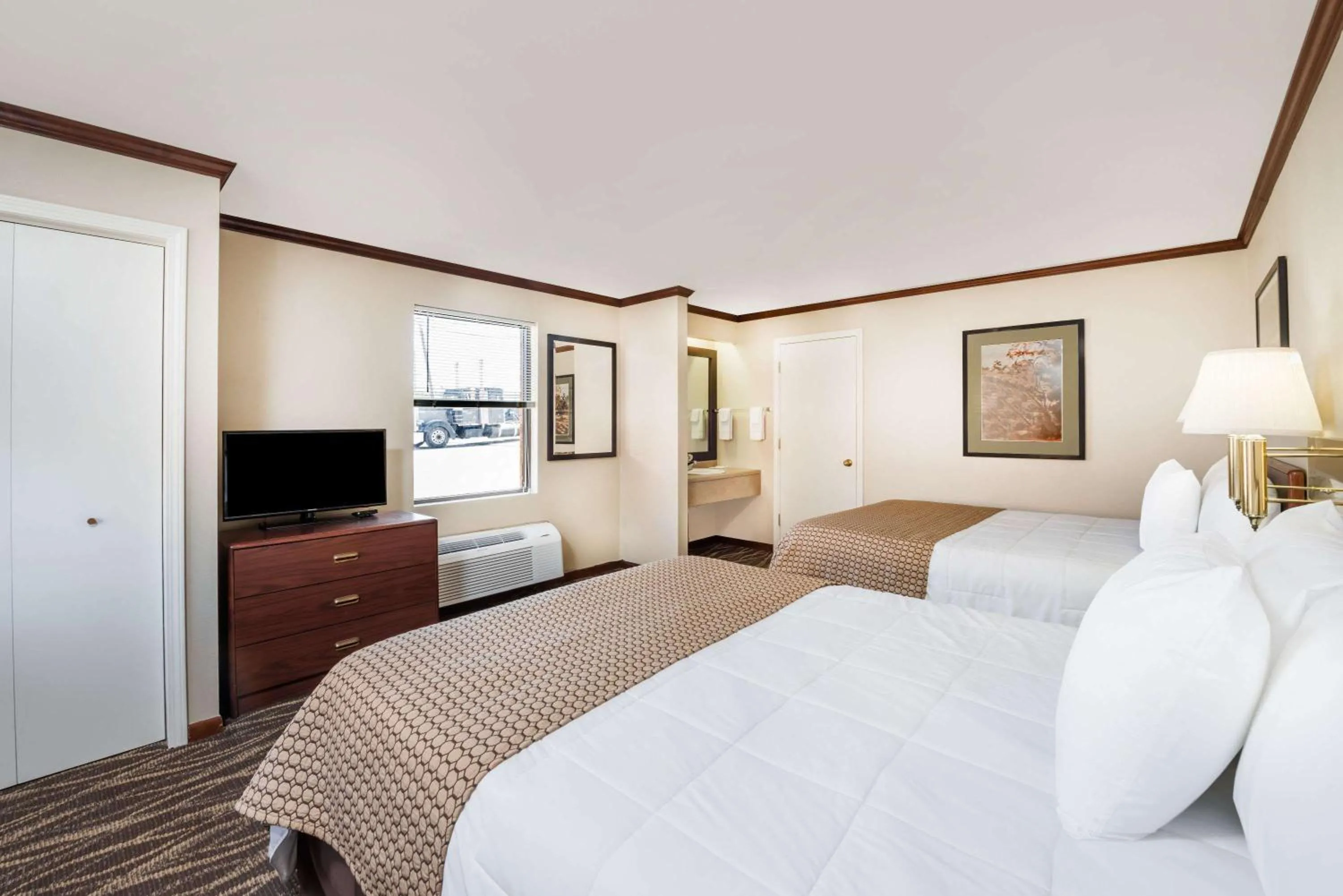 Photo of the whole room, Bed in Knights Inn Jacksonville