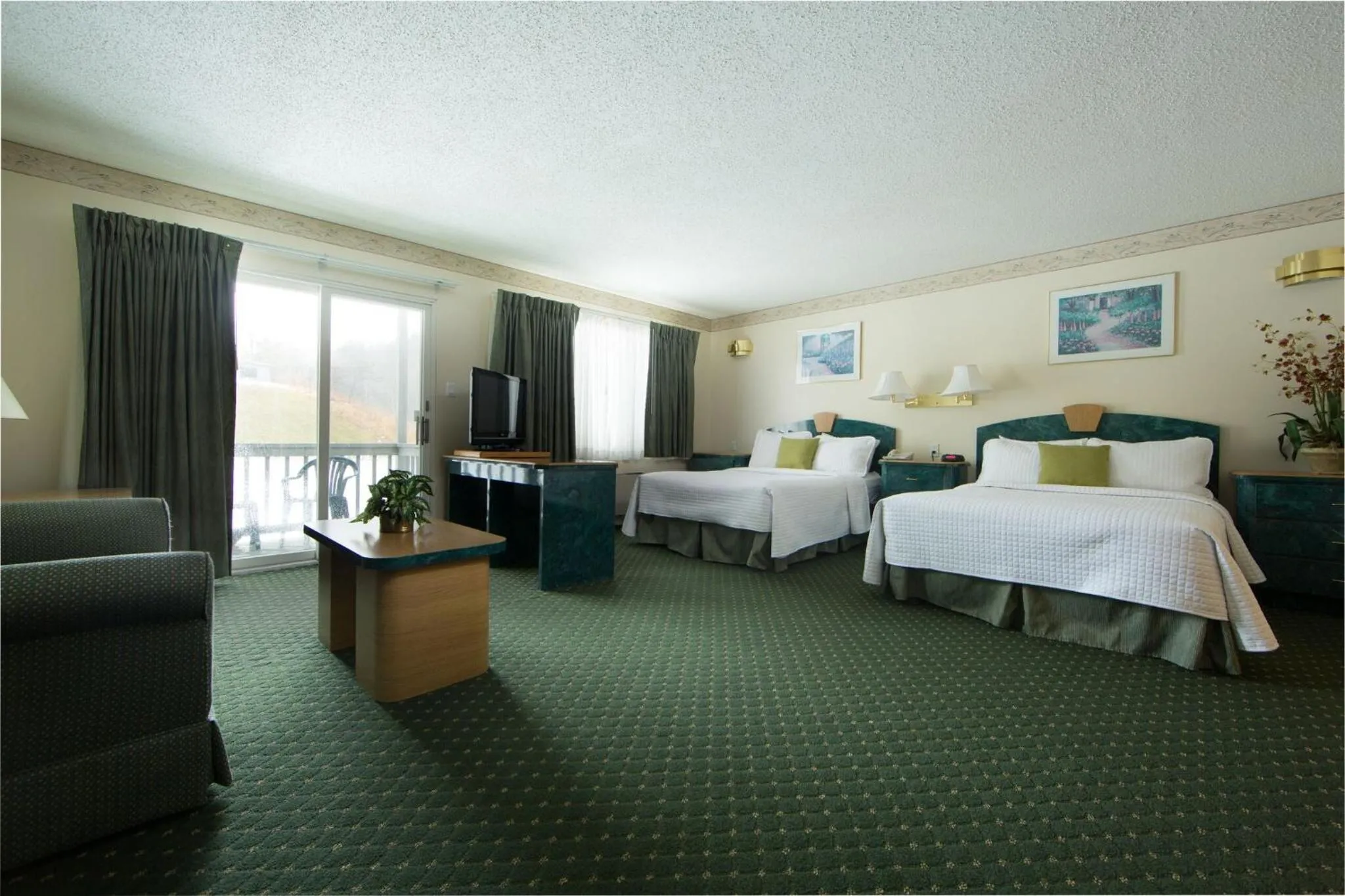 Bed in Villa Roma Resort and Conference Center