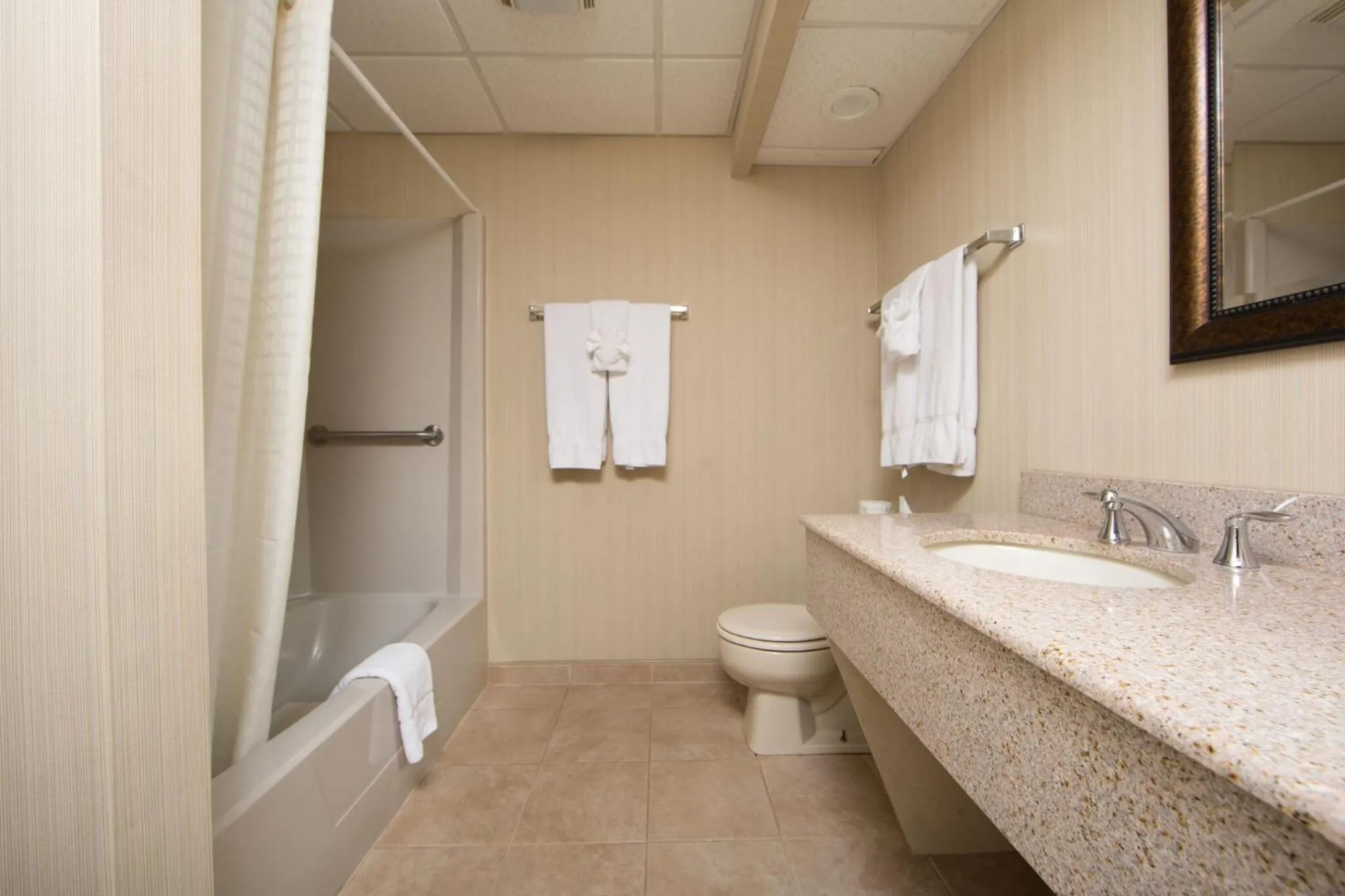 Bathroom in Villa Roma Resort and Conference Center
