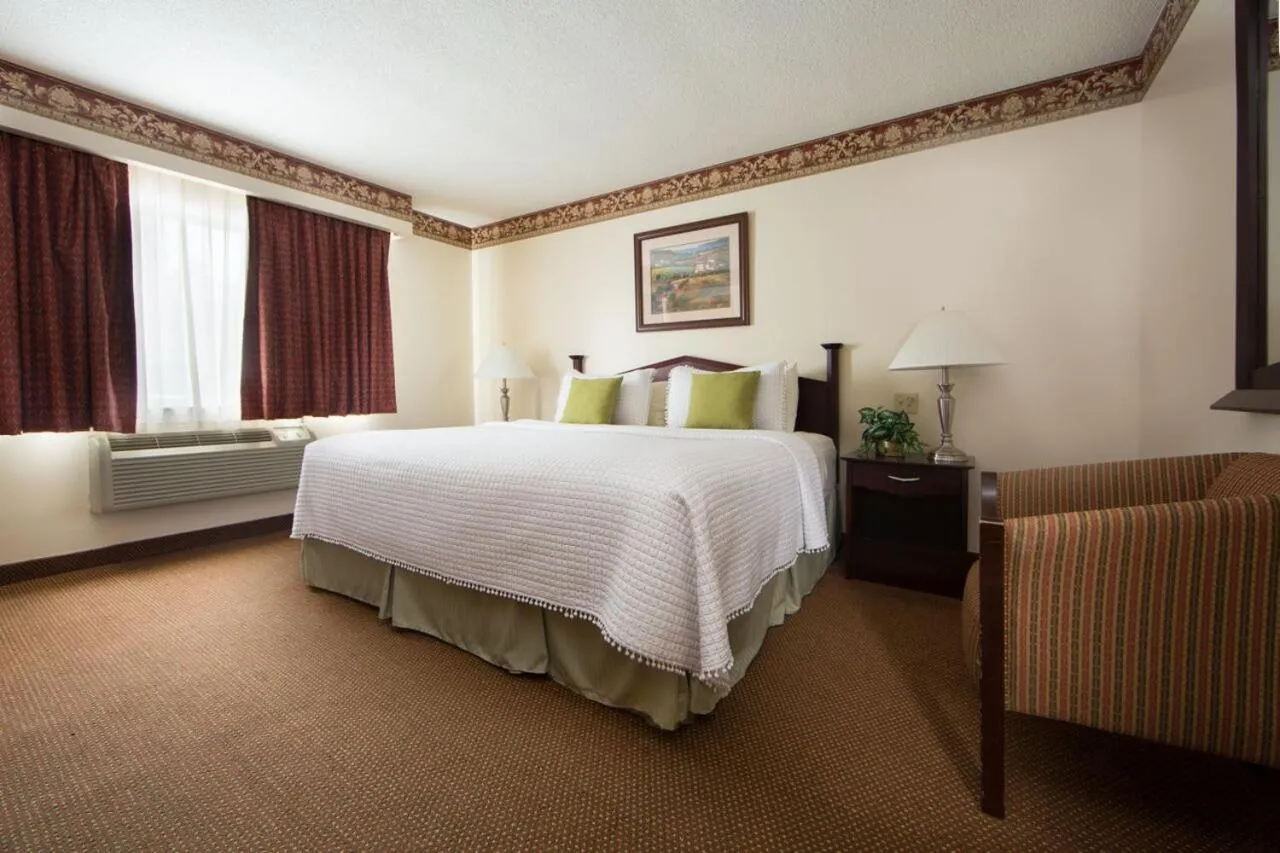 Bed in Villa Roma Resort and Conference Center