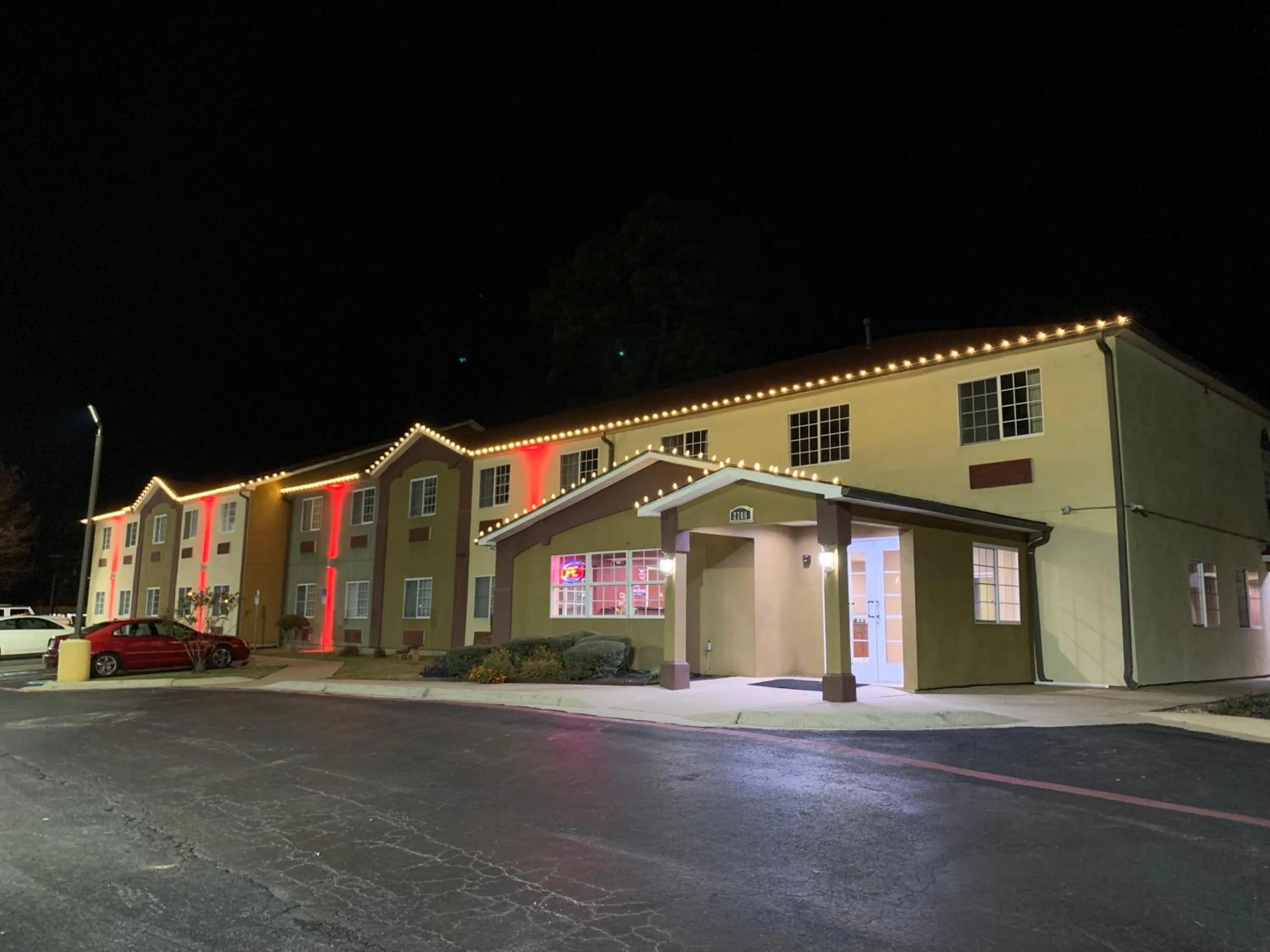 Property building in HomeTown Inn & Suites