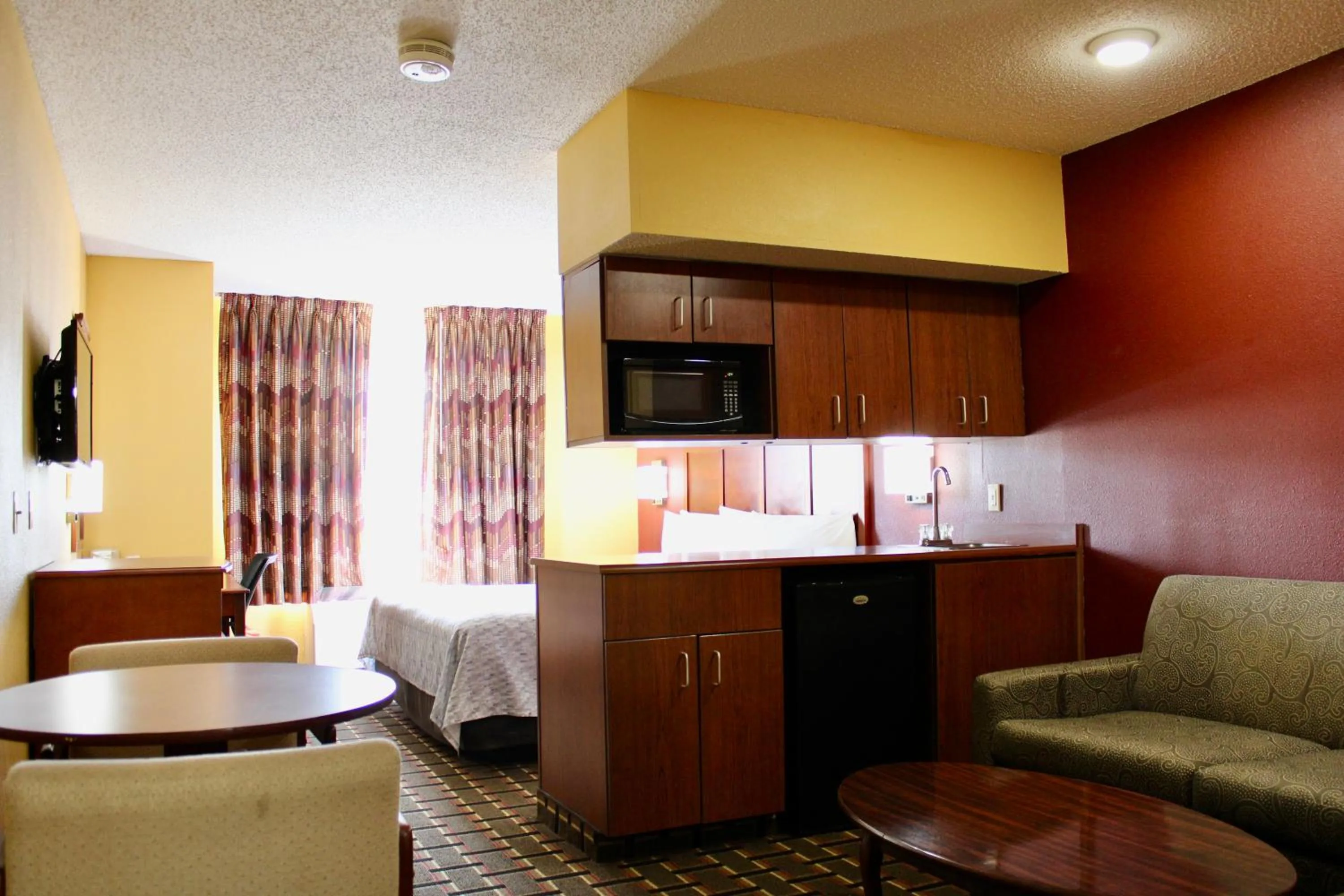 TV and multimedia in HomeTown Inn & Suites