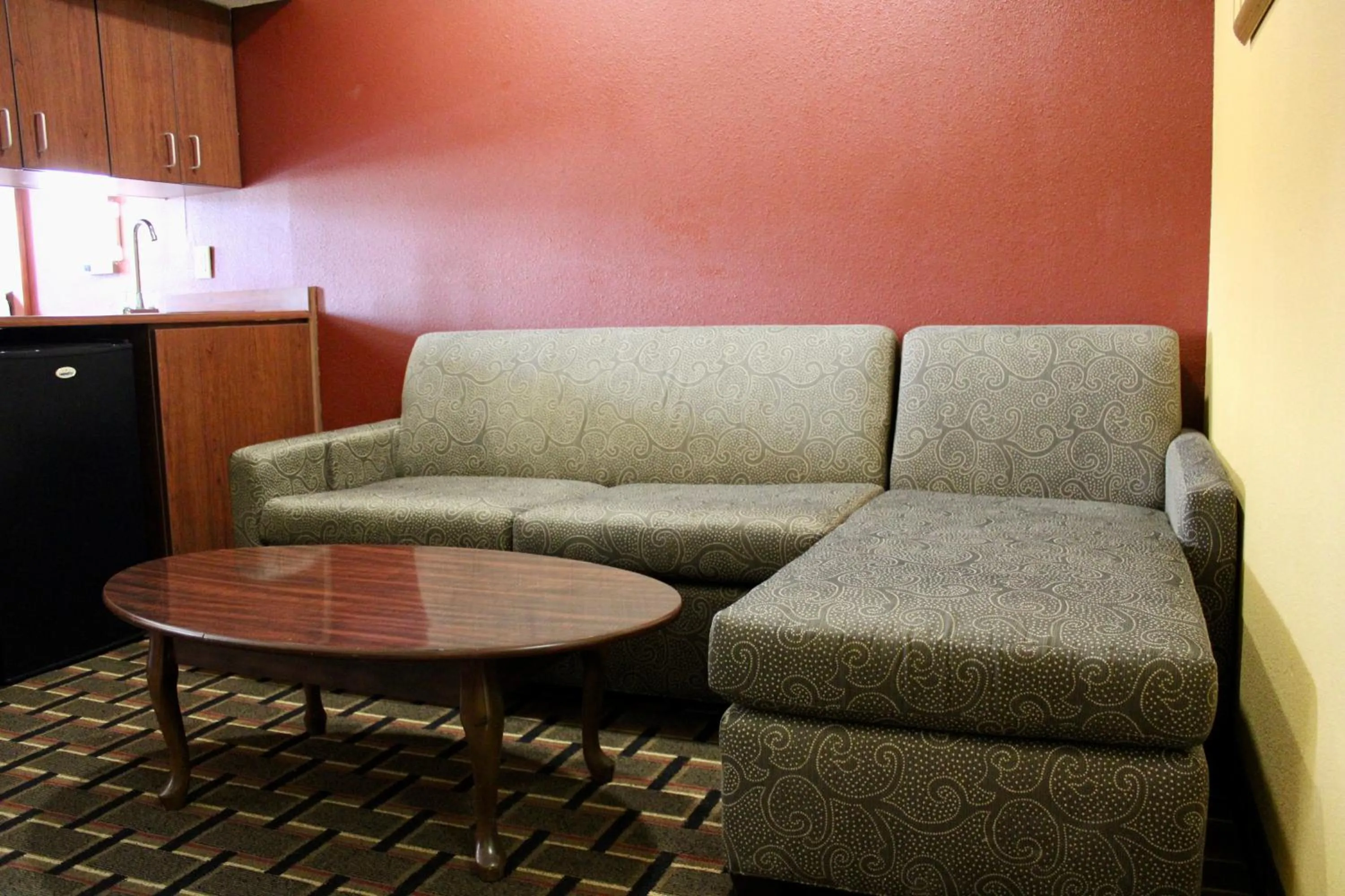 Seating area in HomeTown Inn & Suites