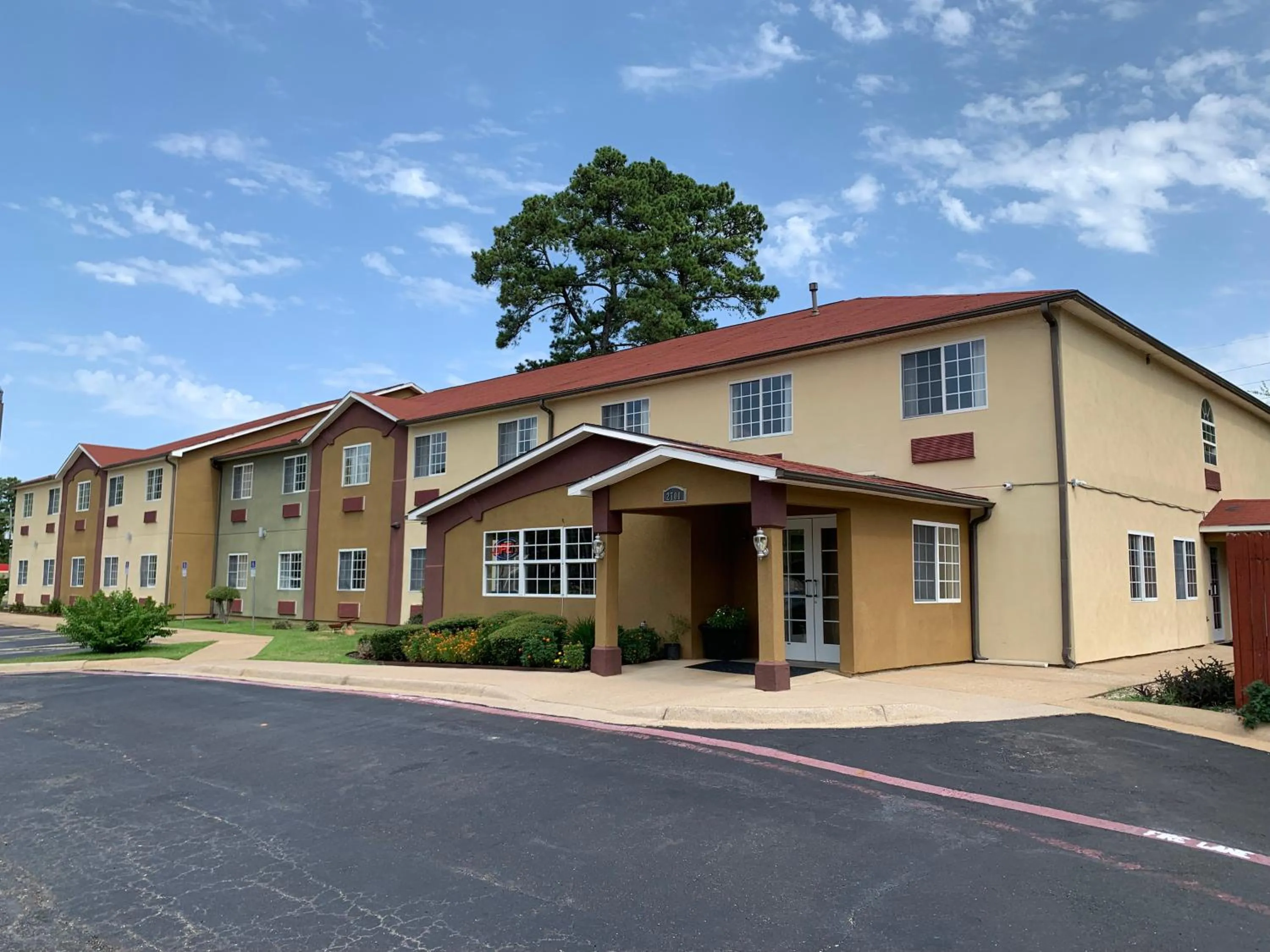 Property building in HomeTown Inn & Suites
