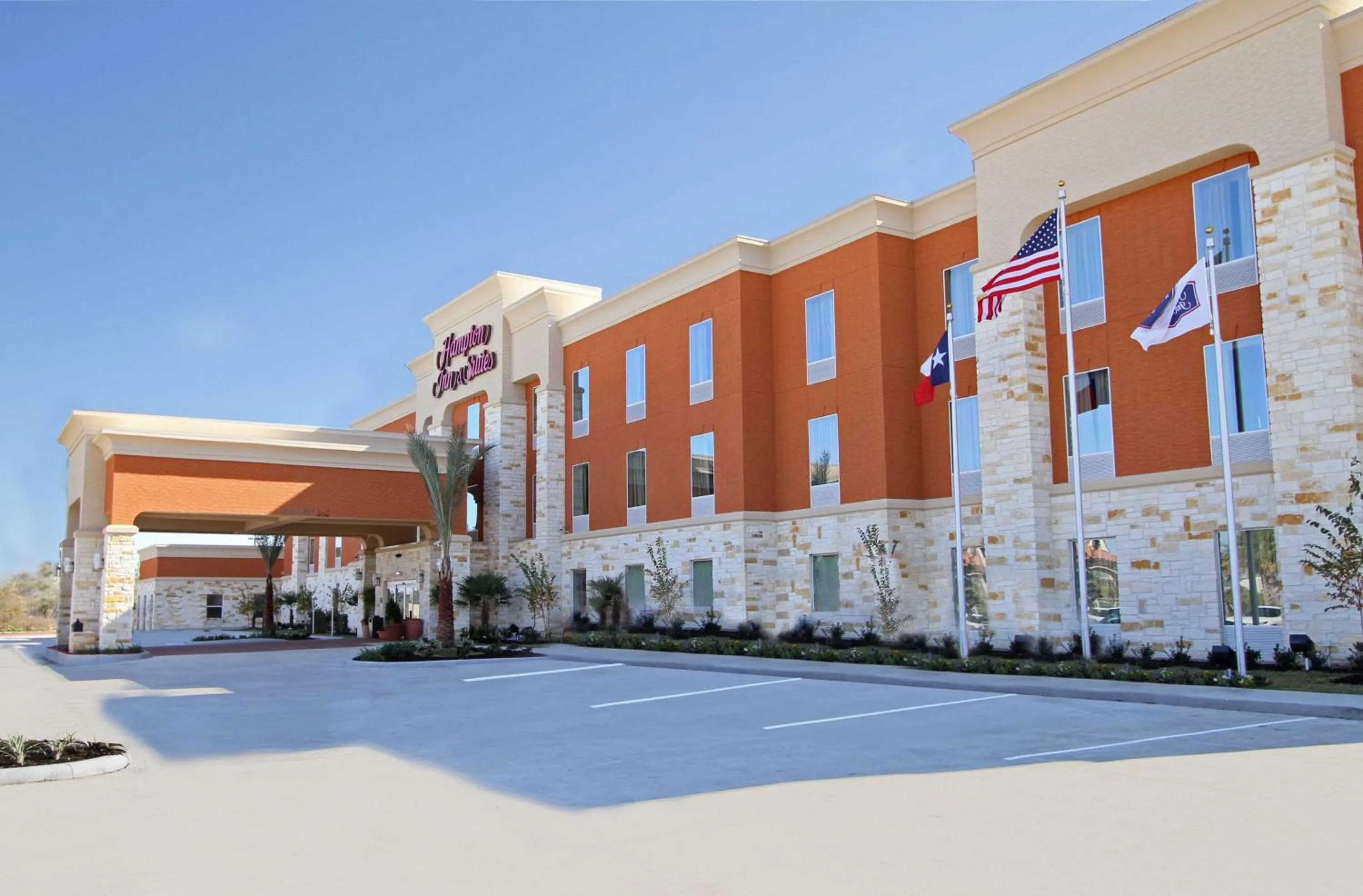 Property building in Hampton Inn & Suites Winnie