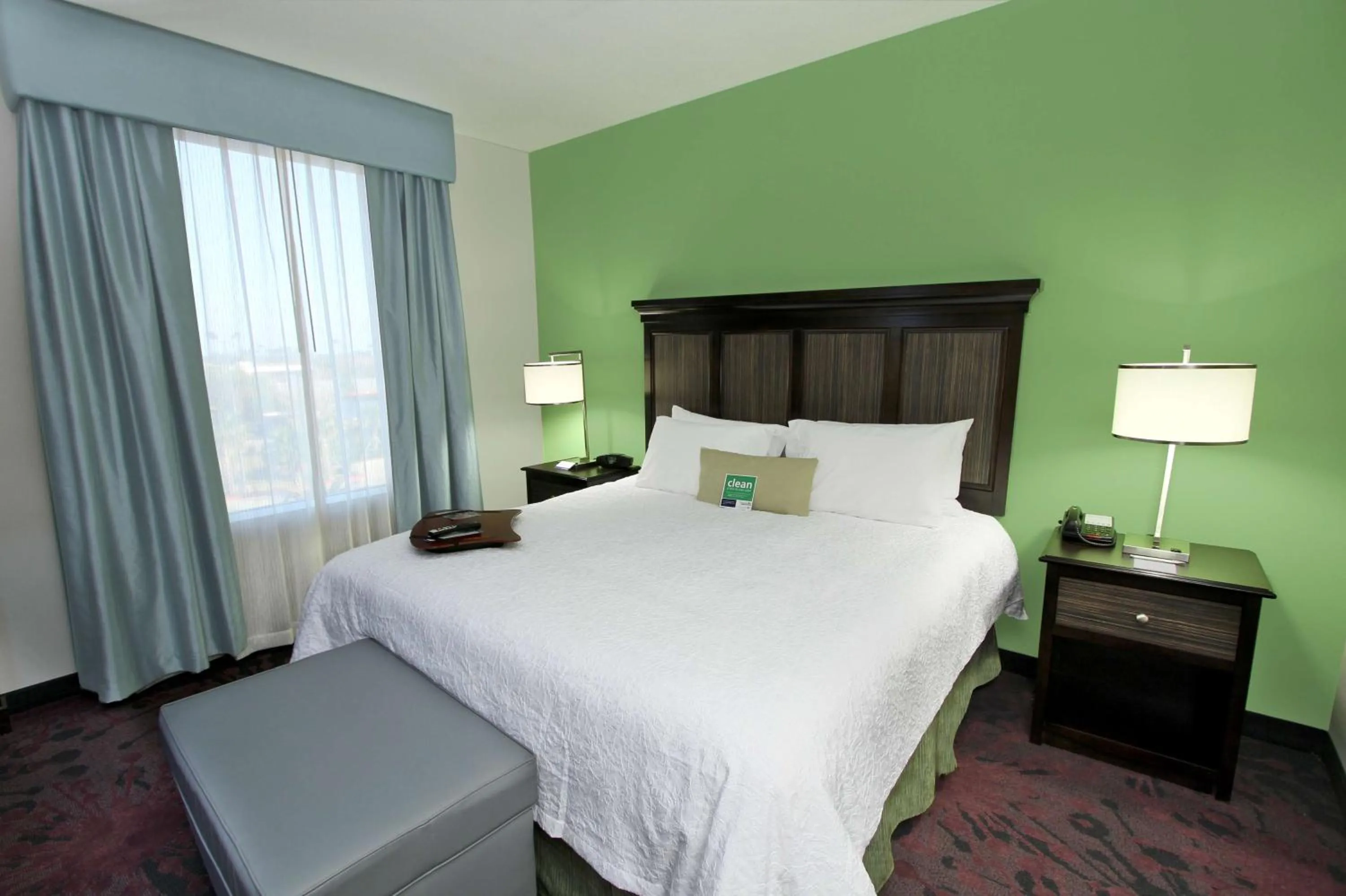 Bed in Hampton Inn & Suites Winnie