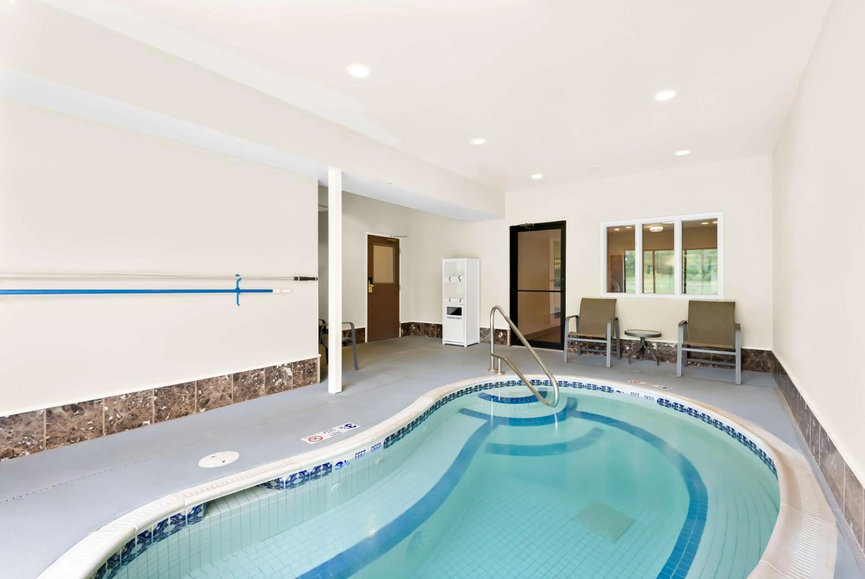 Pool view in Best Western Palmyra Inn & Suites