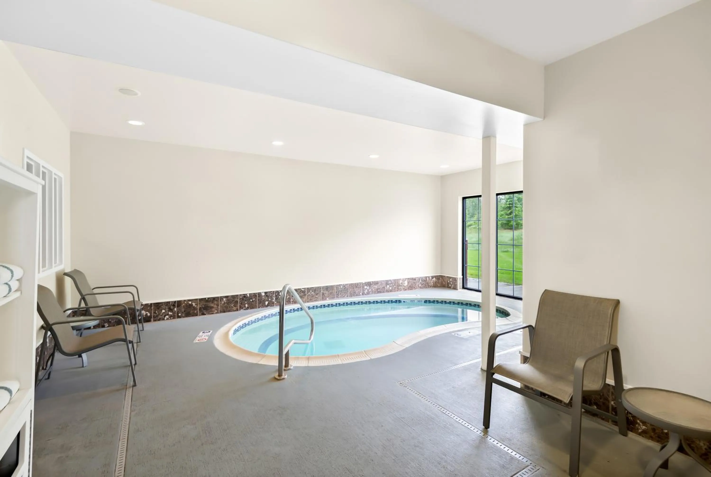 Hot Tub in Best Western Palmyra Inn & Suites