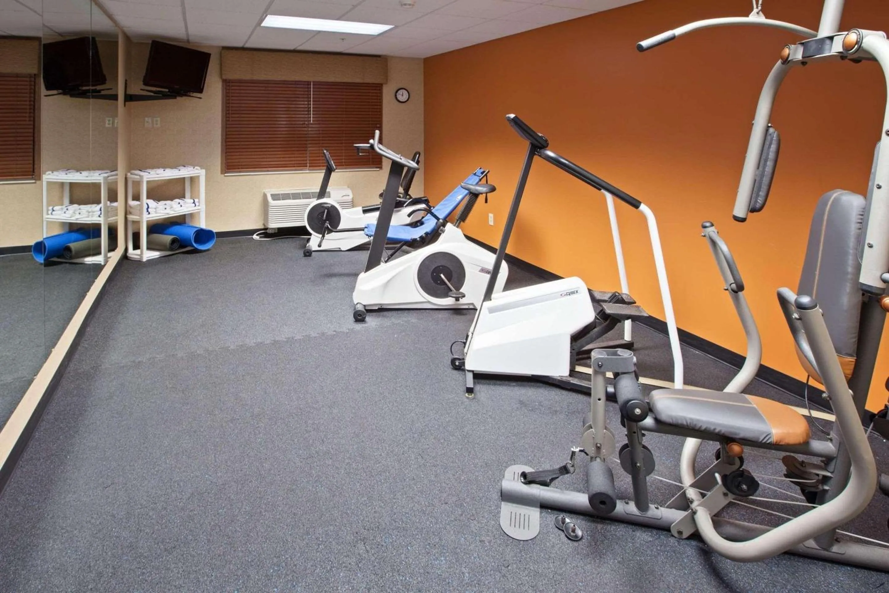 Fitness centre/facilities in Country Inn & Suites by Radisson, Lansing, MI