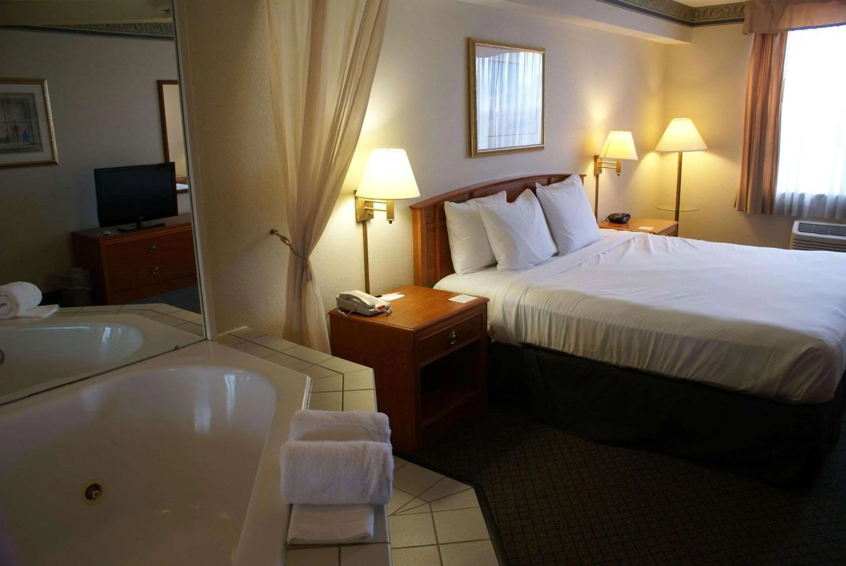 Bedroom, Bed in Country Inn & Suites by Radisson, Lansing, MI