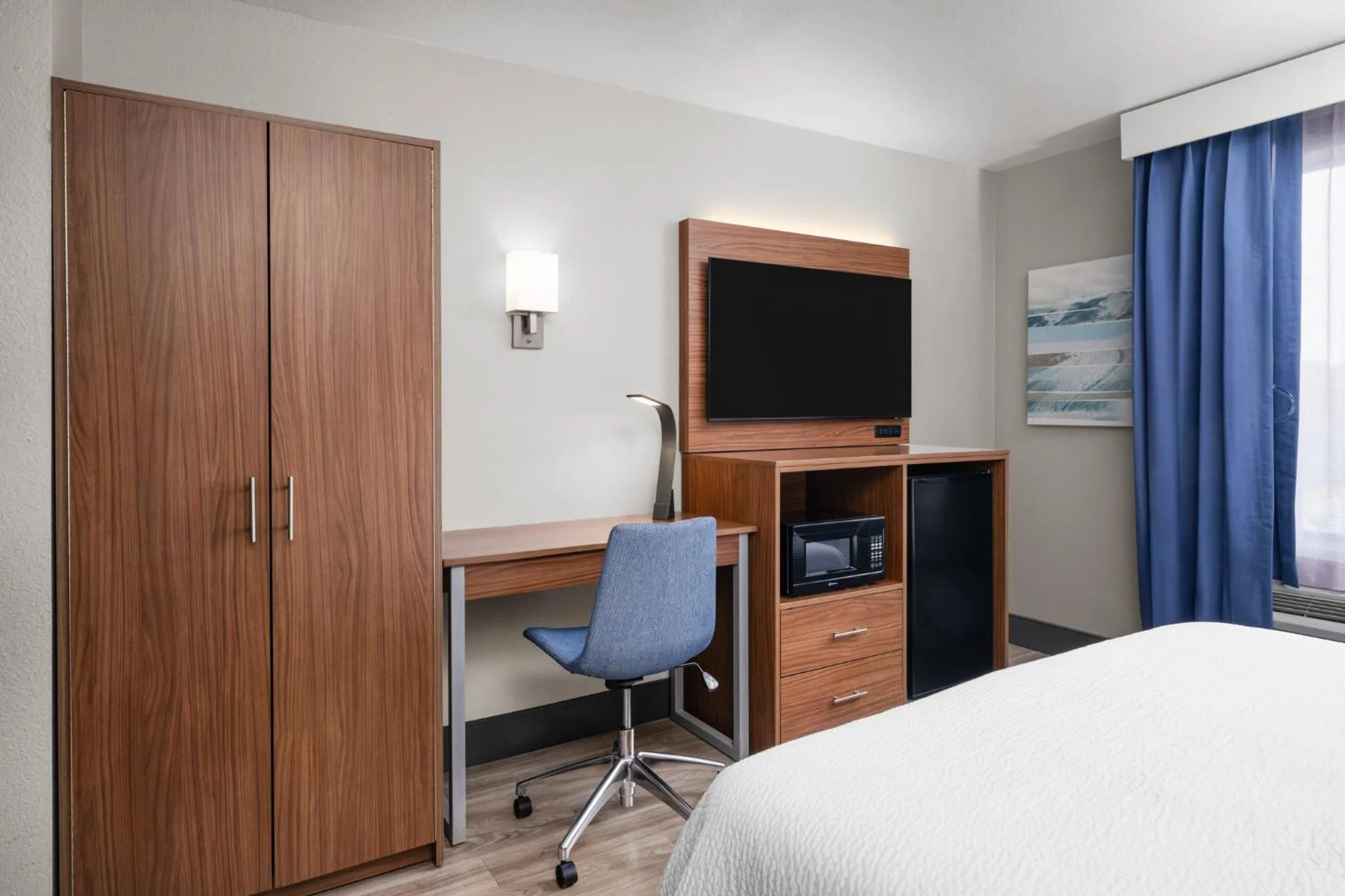 Photo of the whole room, Bed in Garner Hotel Pigeon Forge Downtown by IHG