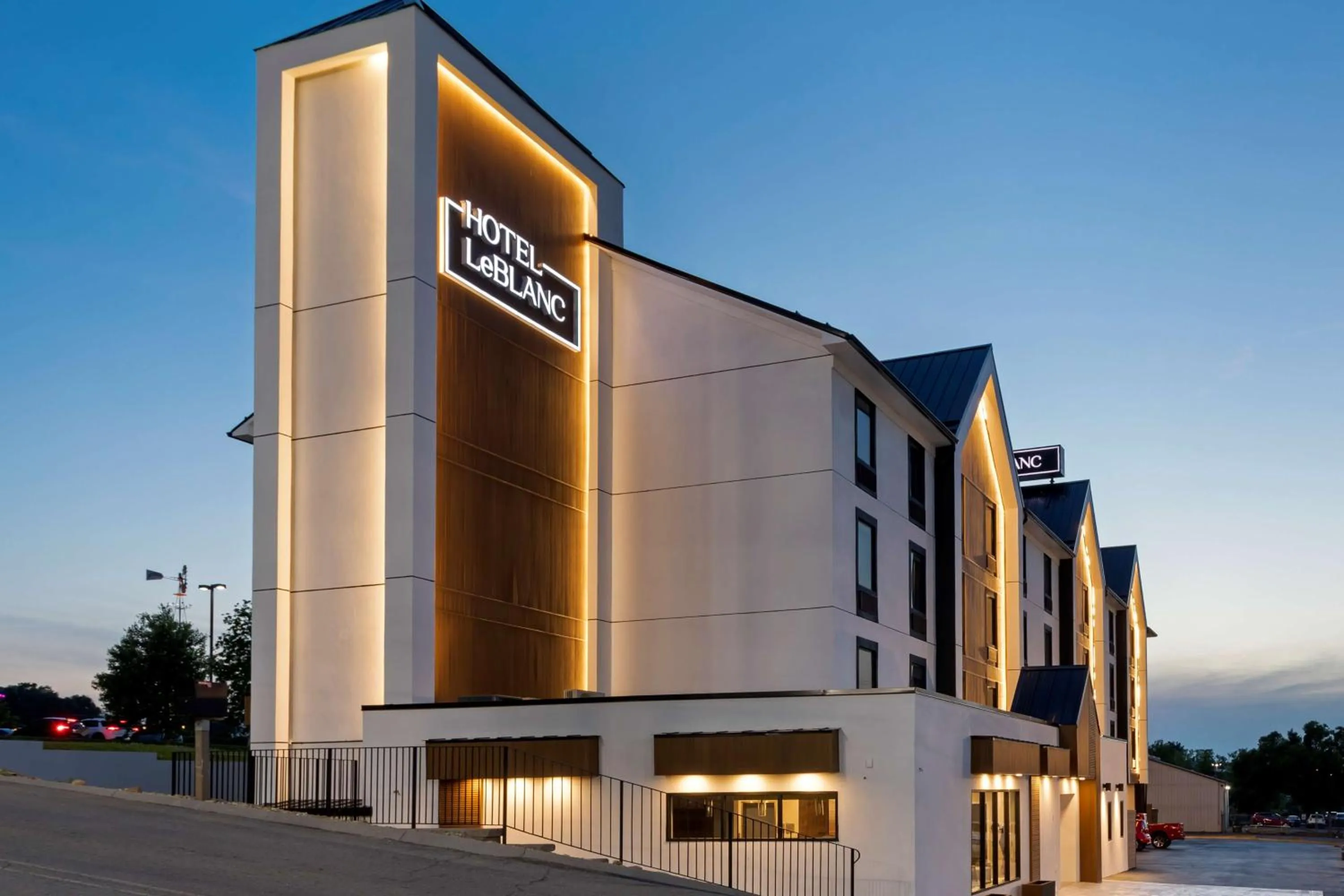 Property building in Hotel LeBlanc Best Western Signature Collection