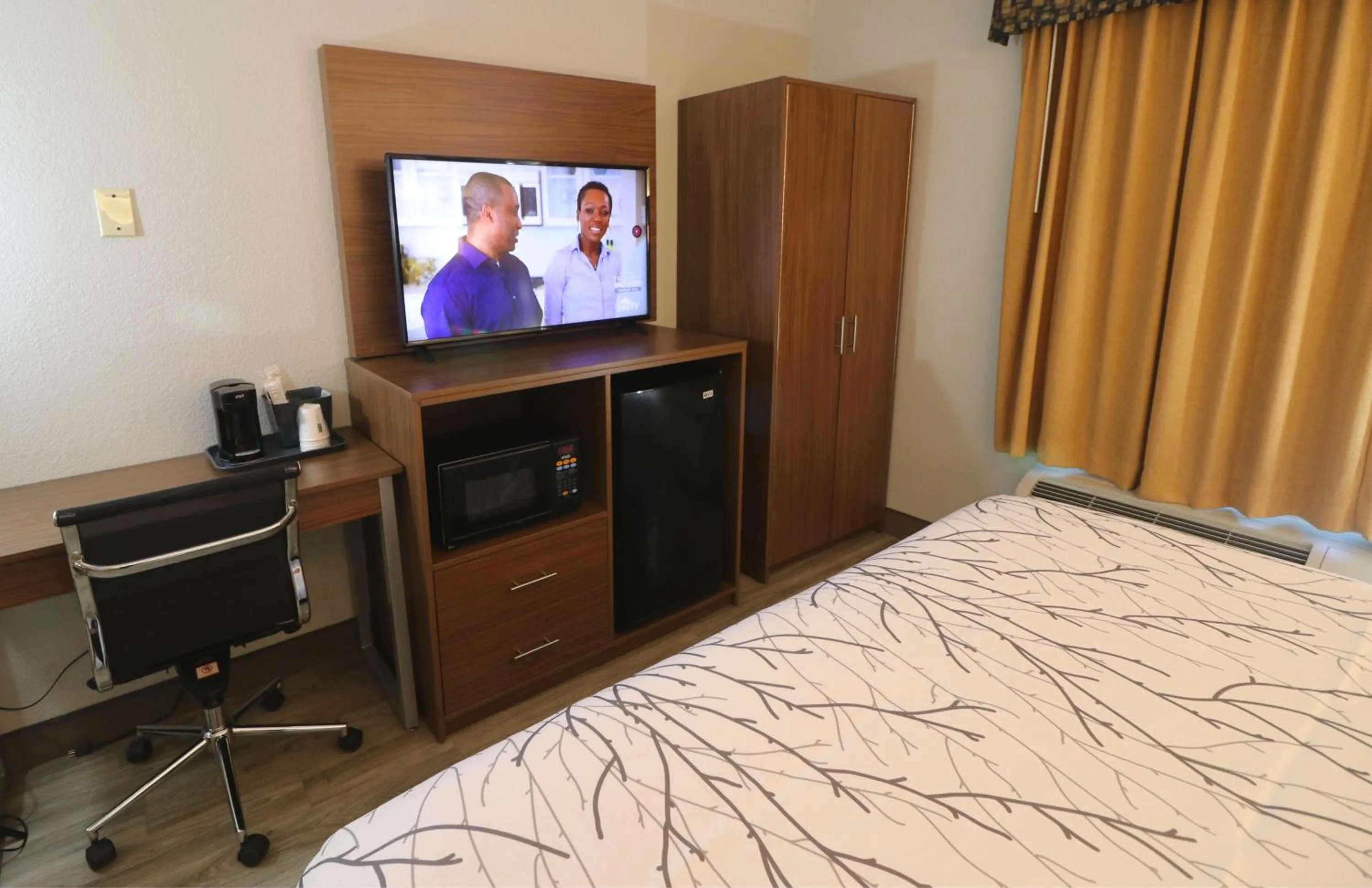 Kitchen or kitchenette, Bed in Hotel LeBlanc Best Western Signature Collection