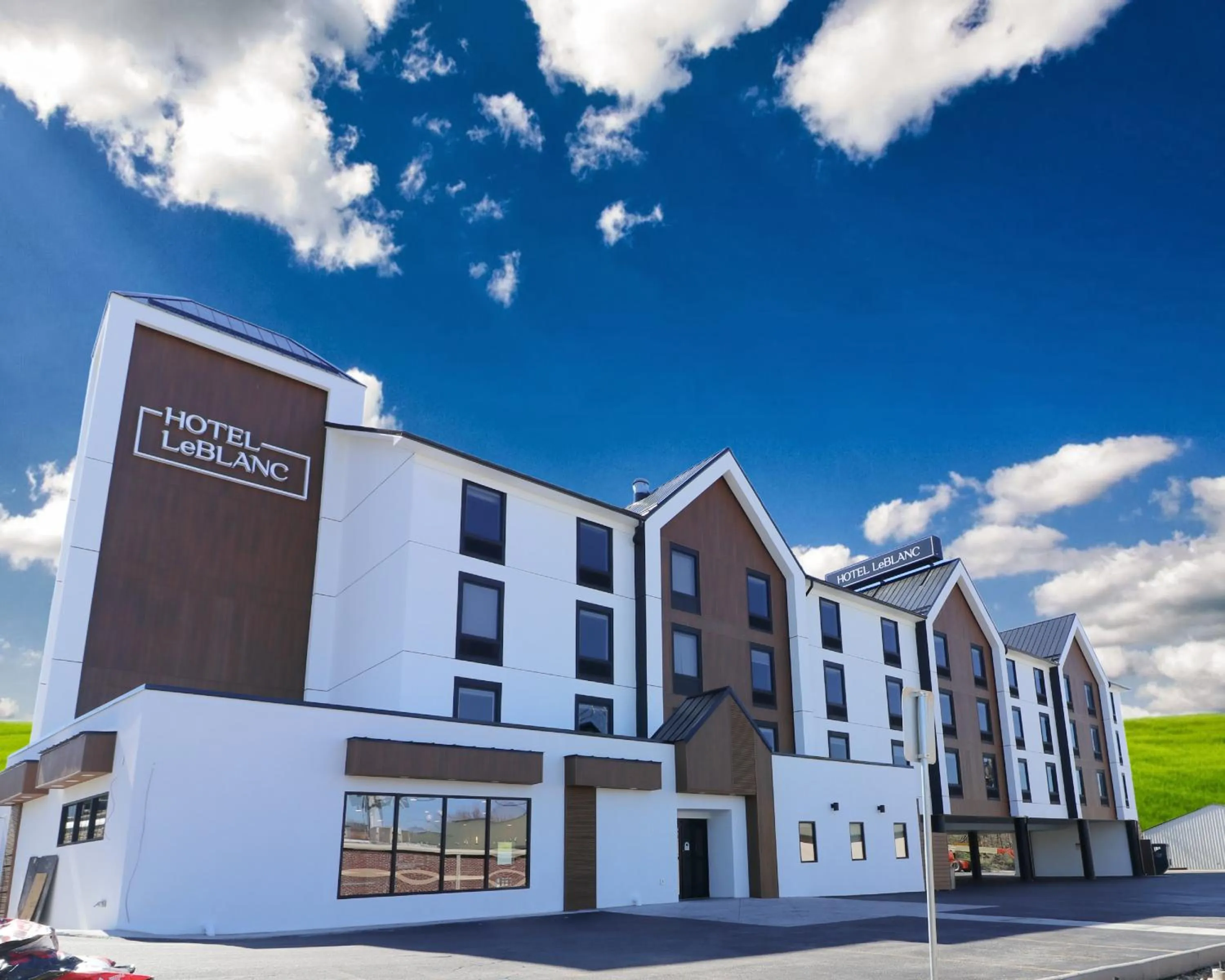 Property building in Hotel LeBlanc Best Western Signature Collection