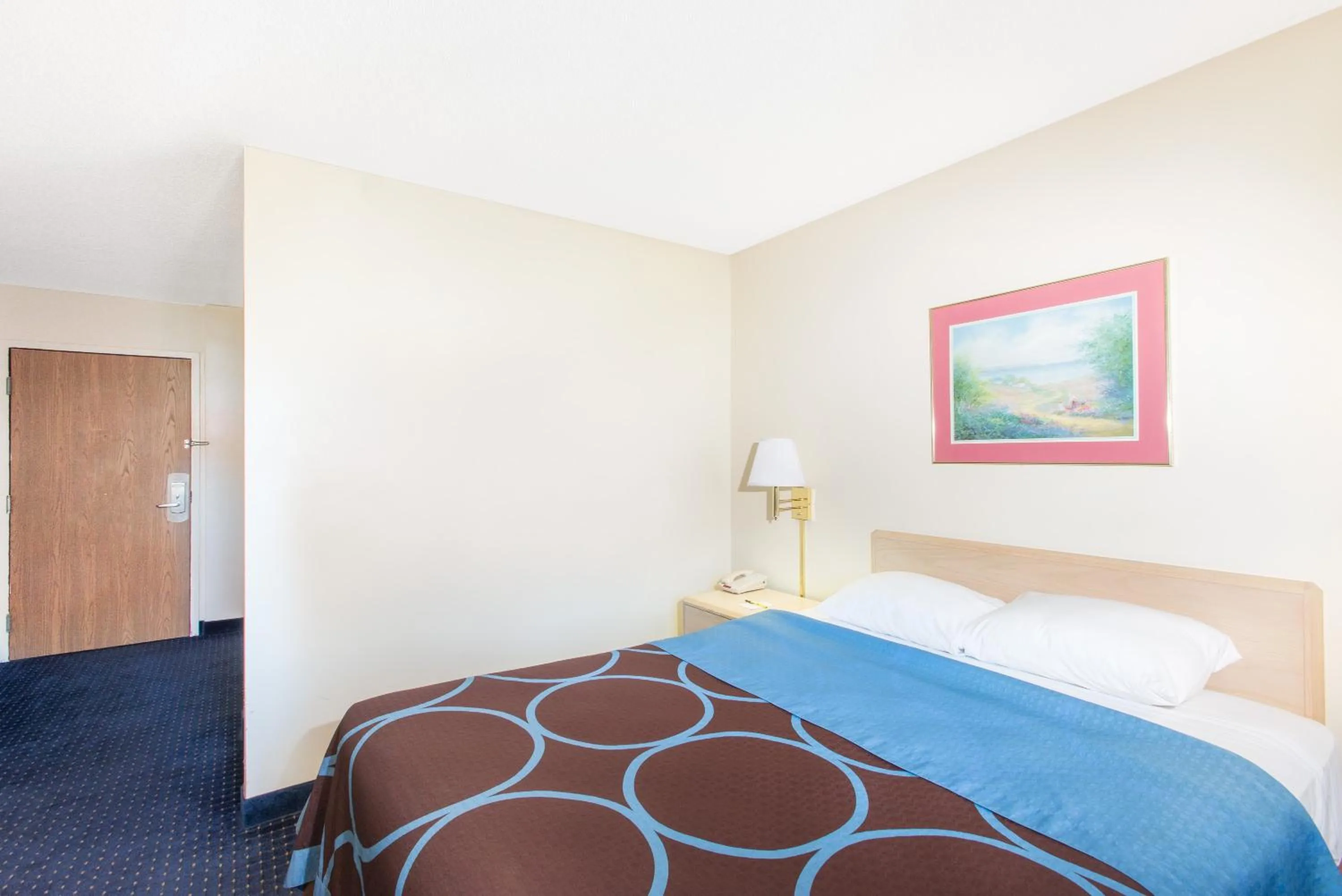 Photo of the whole room in Super 8 by Wyndham Webster/Rochester