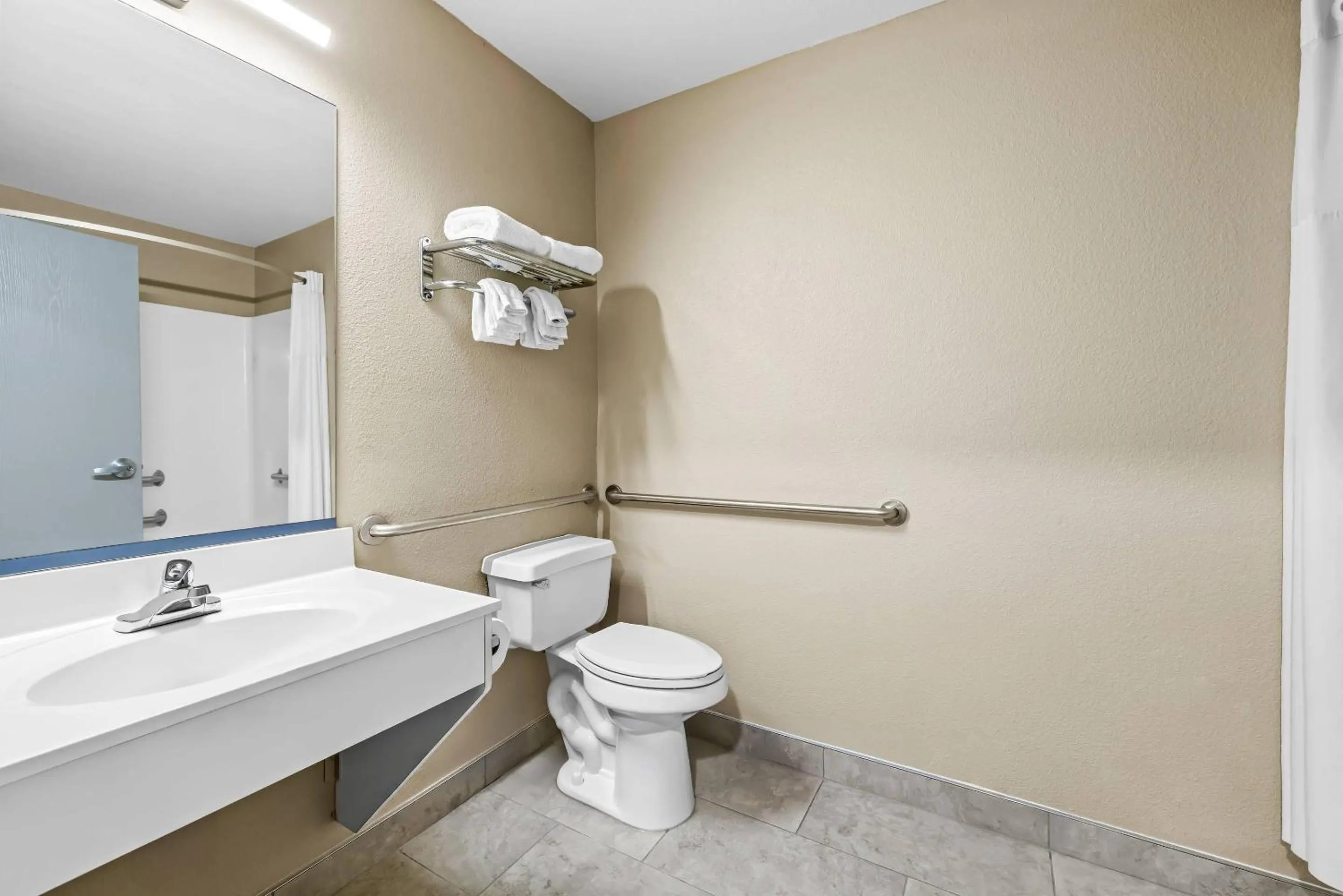 Bedroom in Rodeway Inn