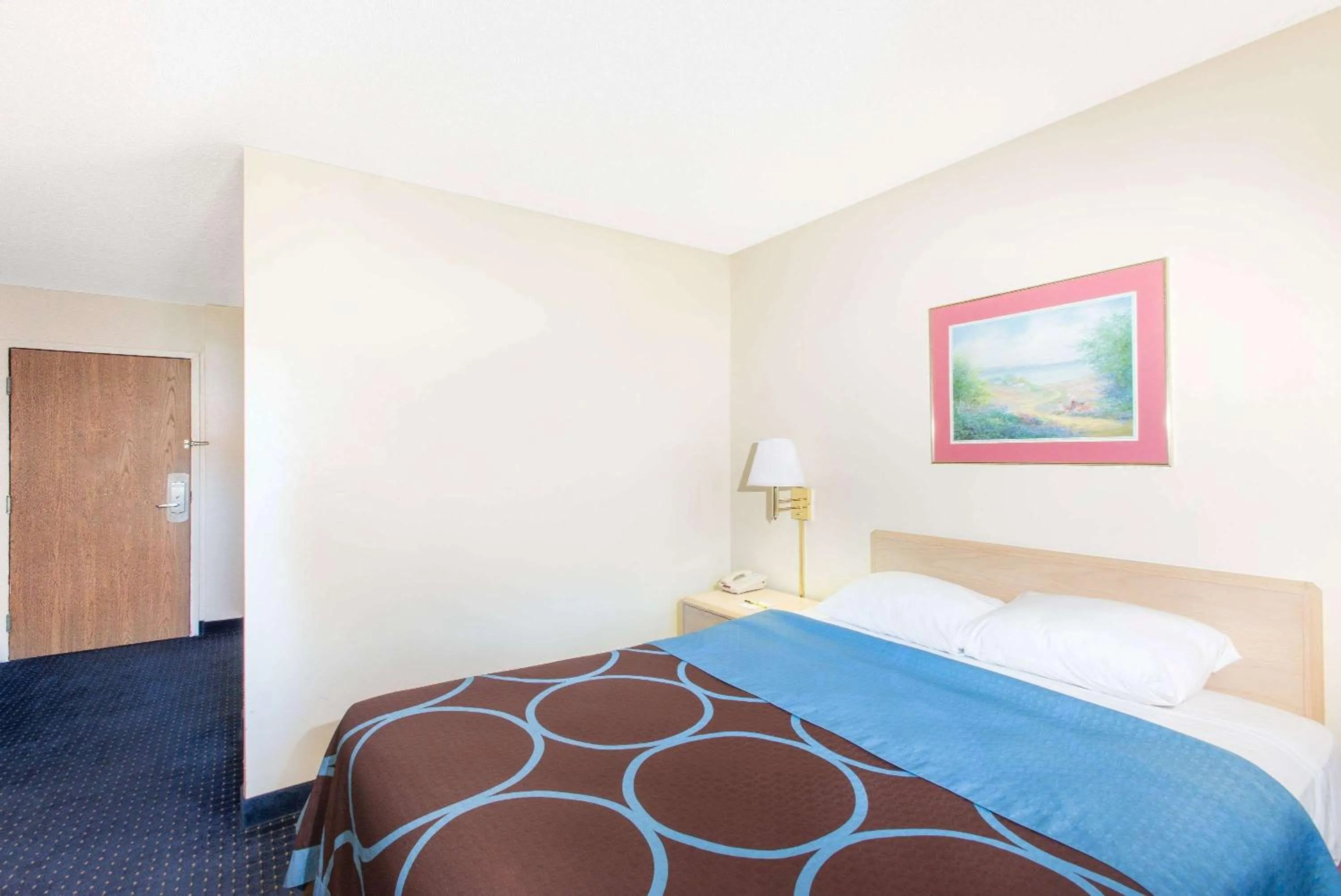 Photo of the whole room in Super 8 by Wyndham Webster/Rochester