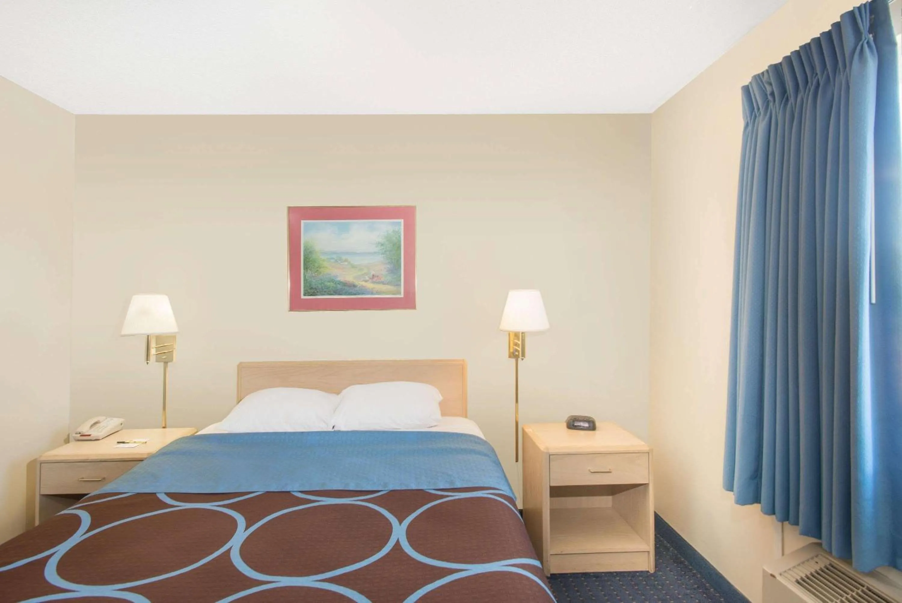 Photo of the whole room in Super 8 by Wyndham Webster/Rochester