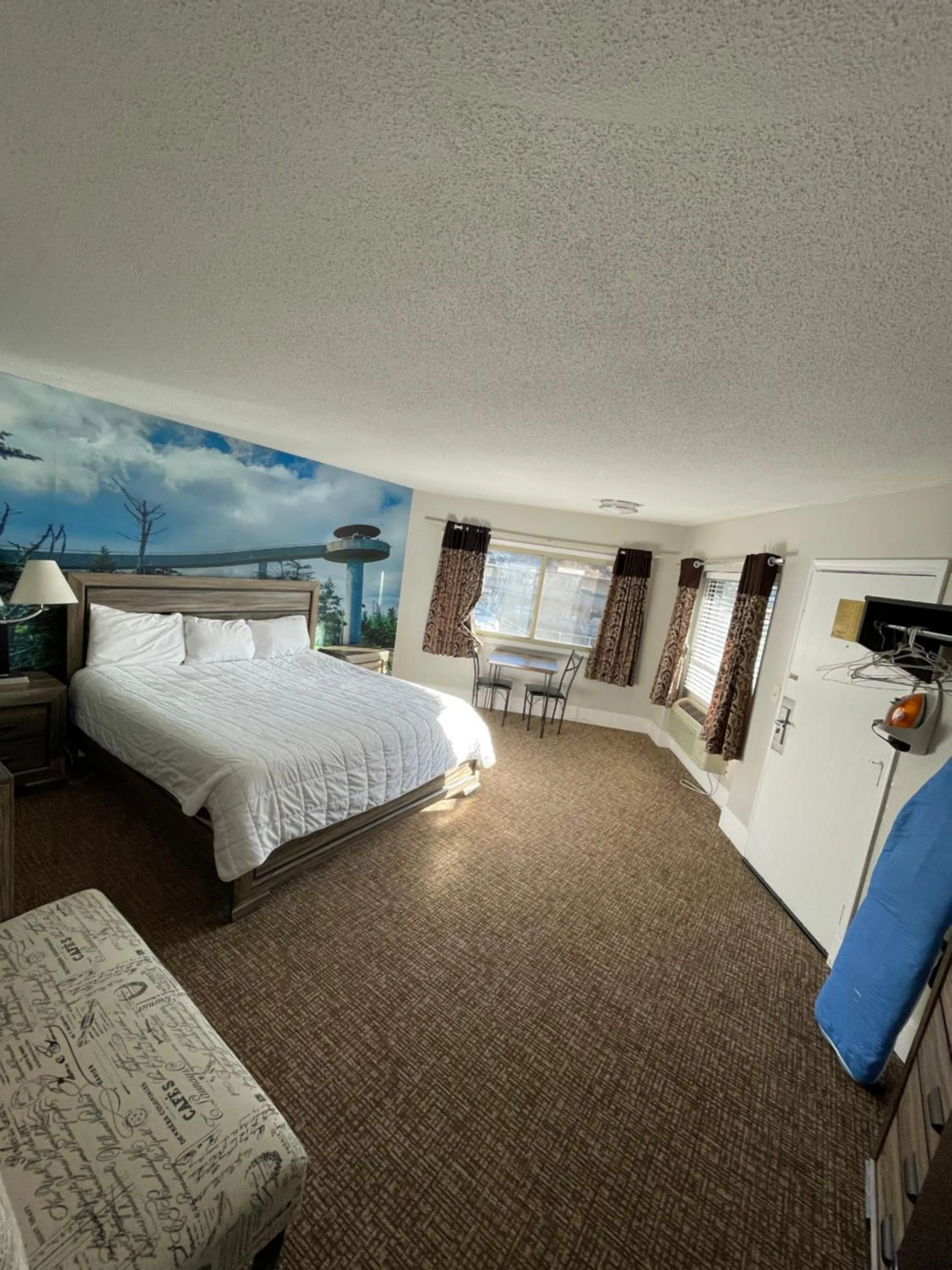 Photo of the whole room, Bed in Country Town N' Suites