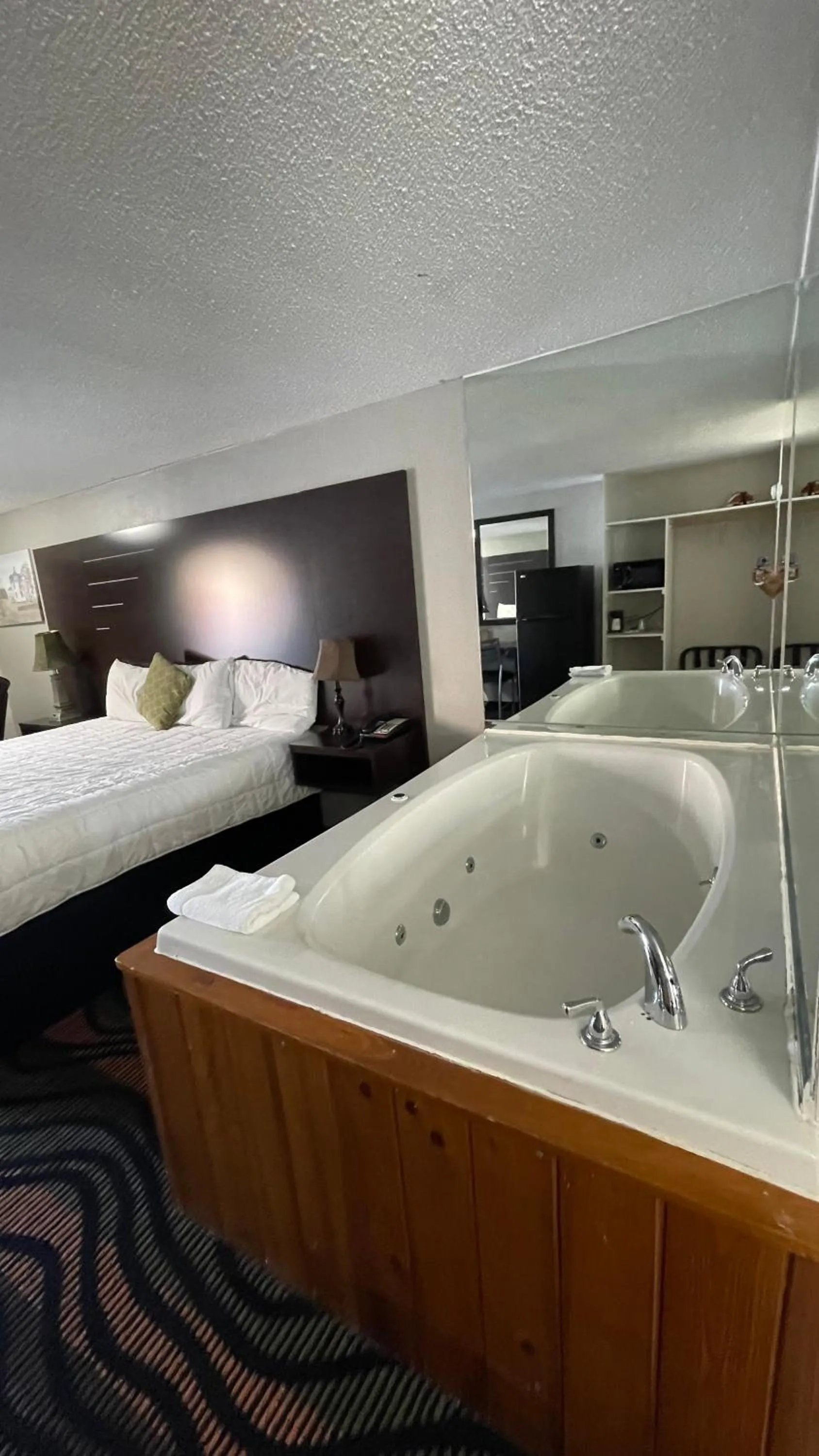 Bathroom, Bed in Country Town N' Suites