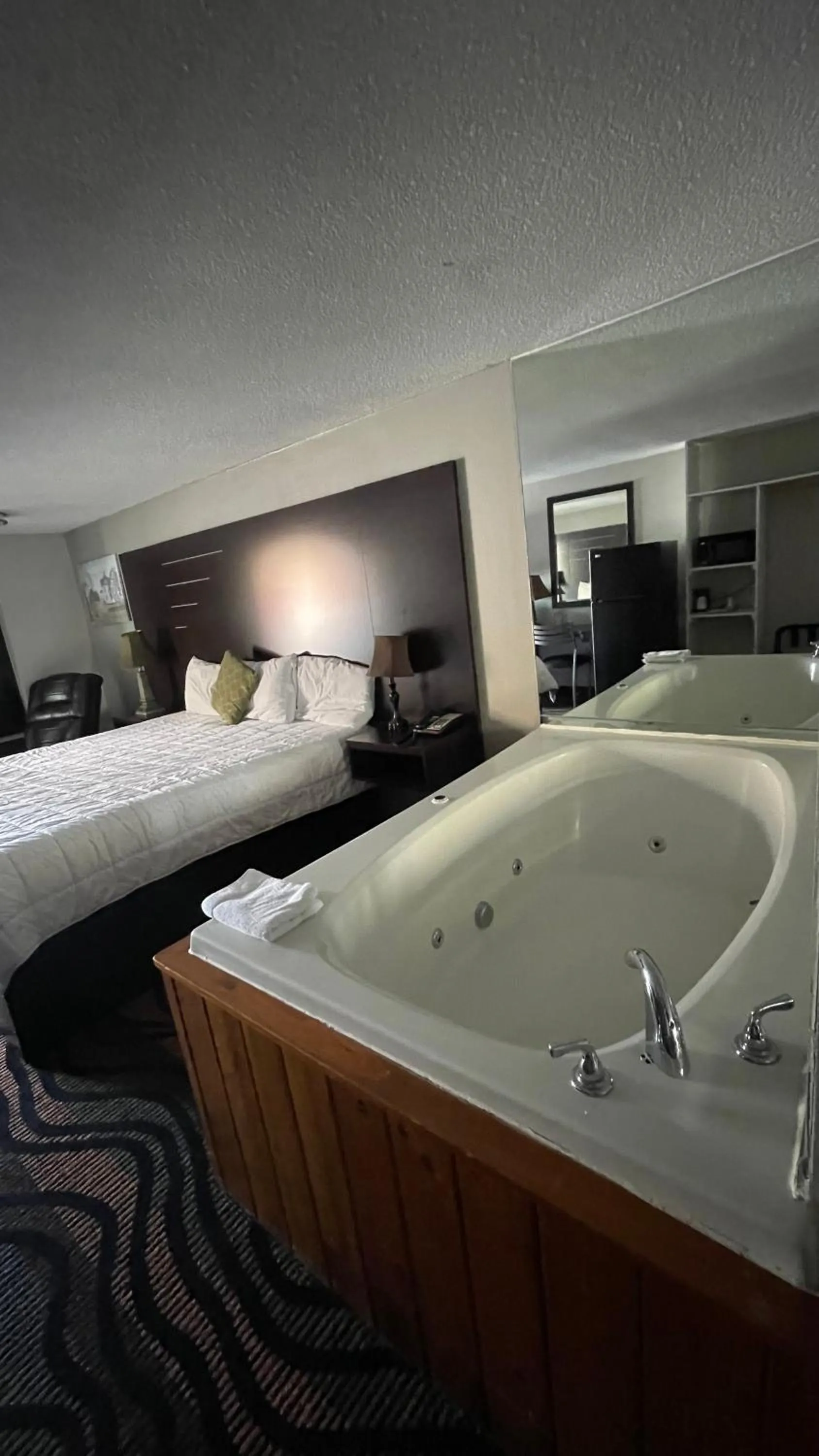Bathroom, Bed in Country Town N' Suites