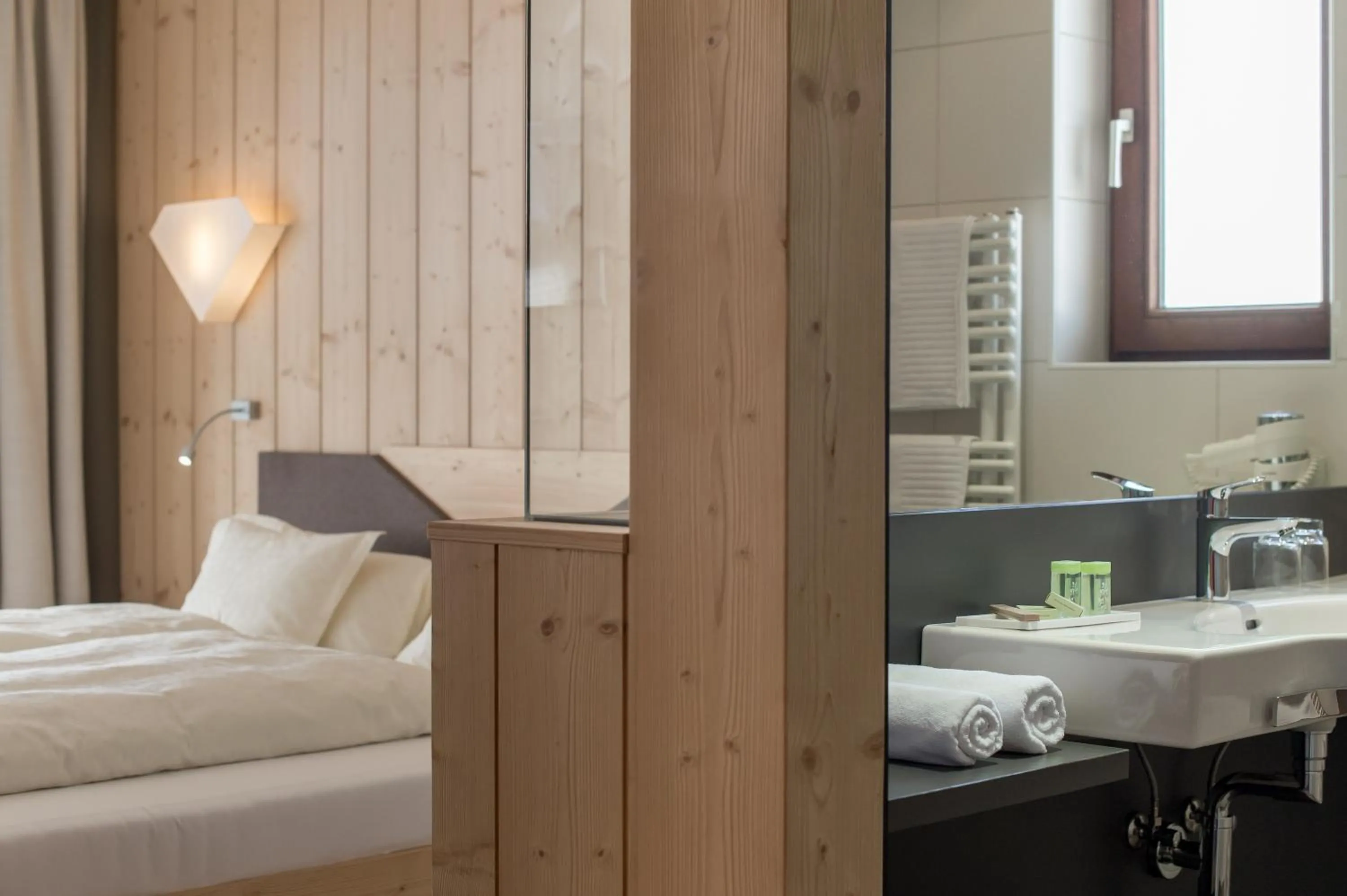 Bathroom, Bed in Hotel Garni Pirchhütt