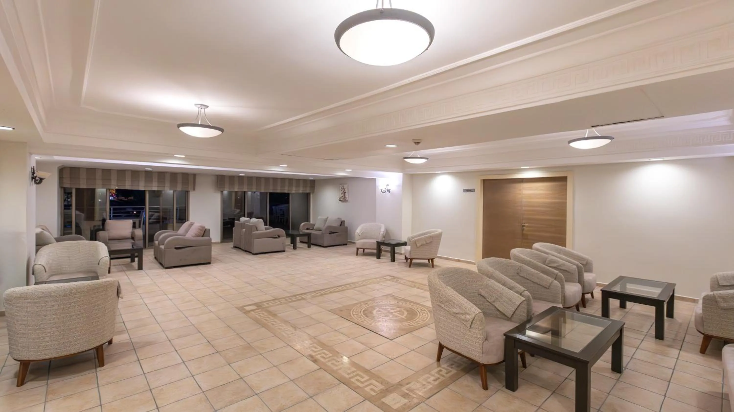 Communal lounge/ TV room in Palmin Hotel