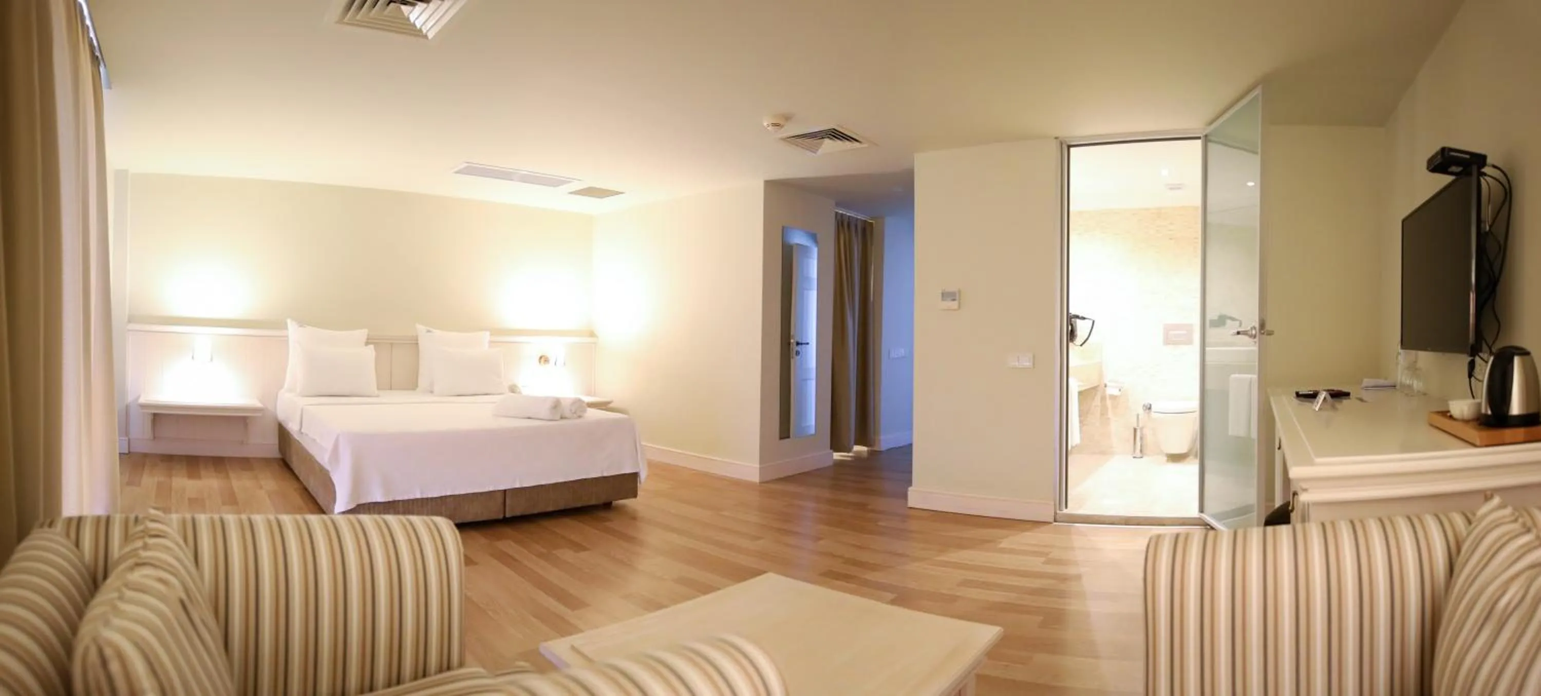 Bathroom, Bed in Yacht Club