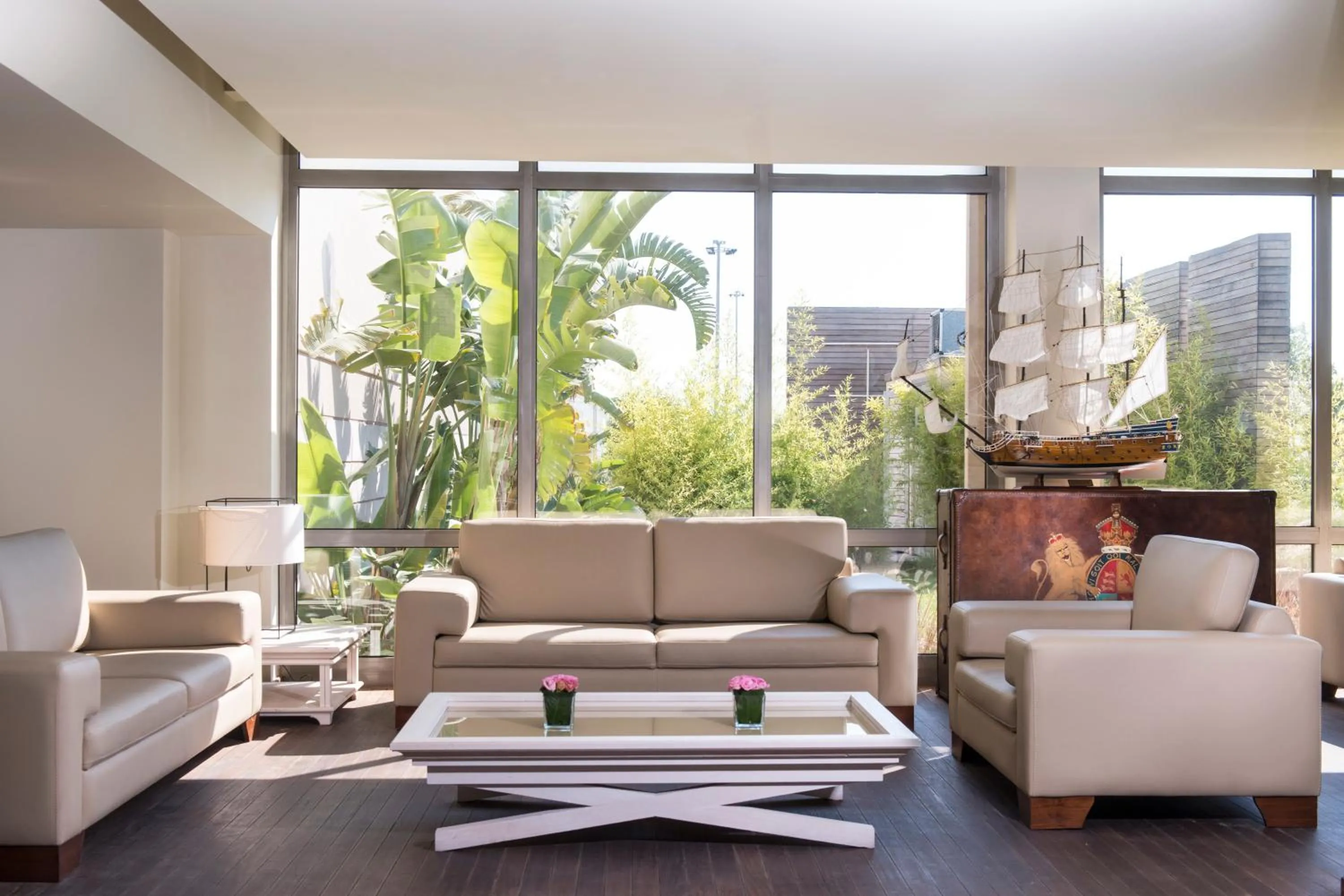 Facade/entrance in Yacht Club