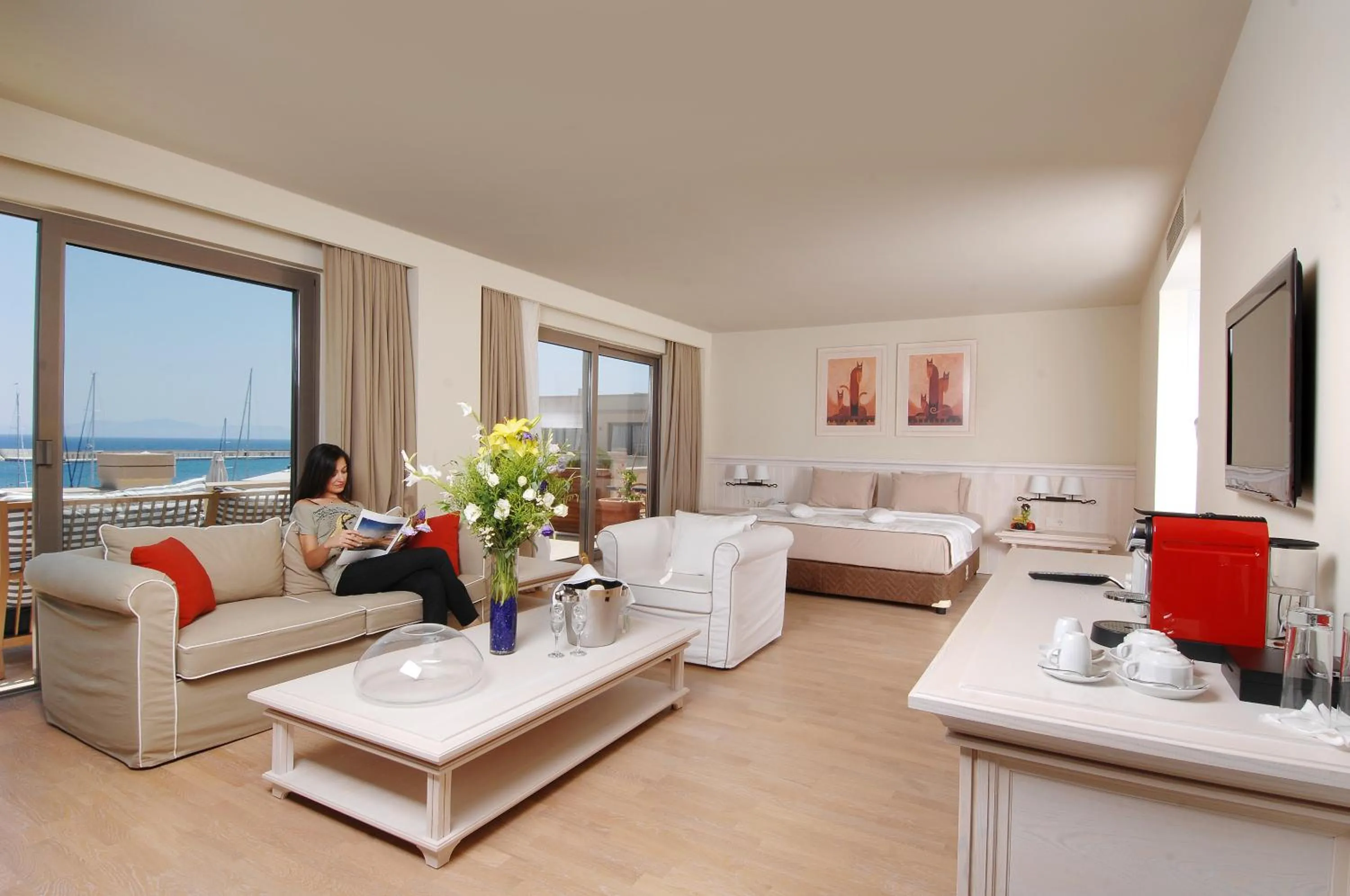 Living room, Bed in Yacht Club