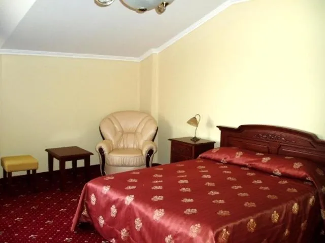 Photo of the whole room, Bed in Duet Plus