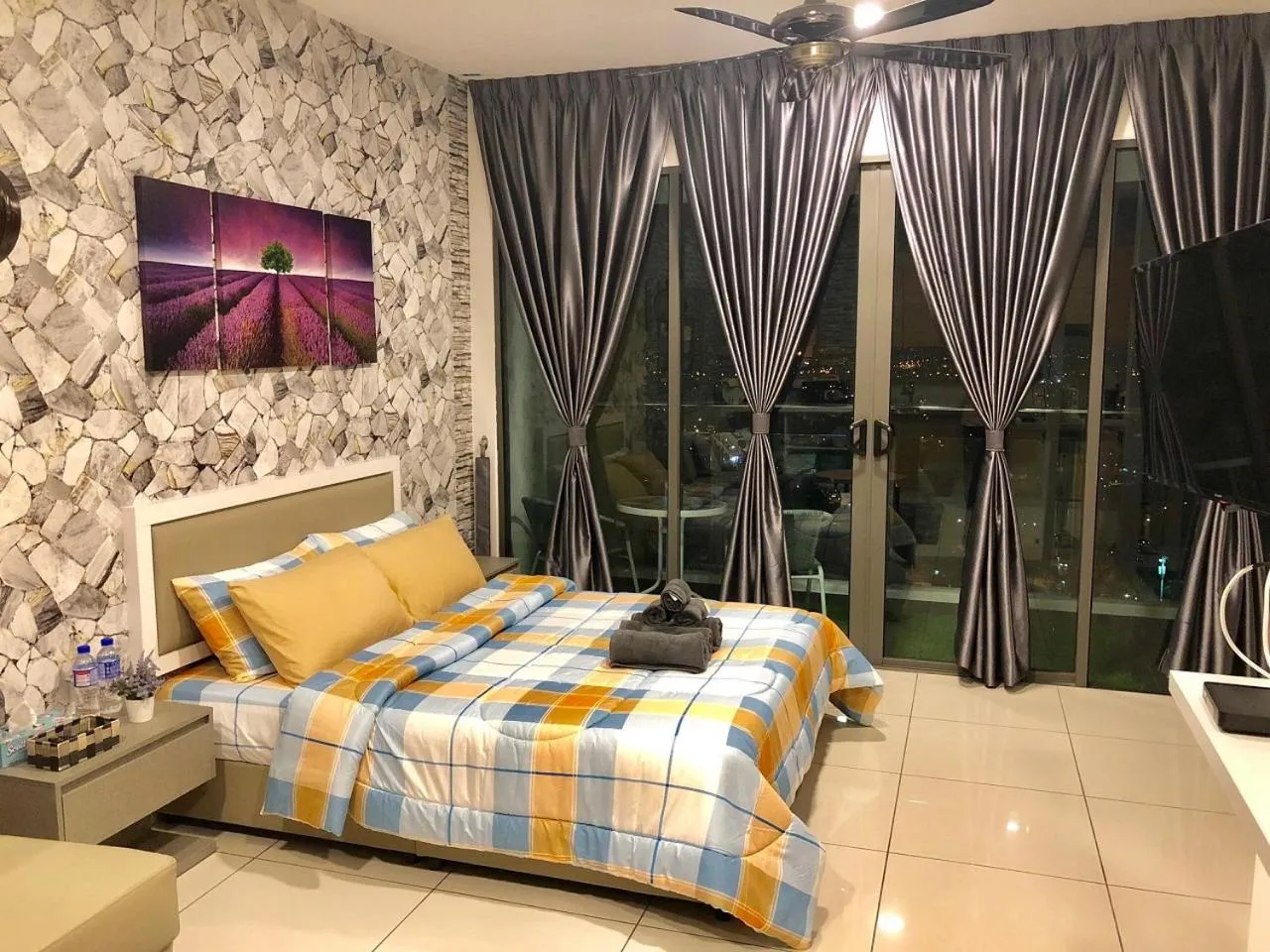 Bed in Buff Evo Soho Bangi Sentral with NETFLIX & WiFi