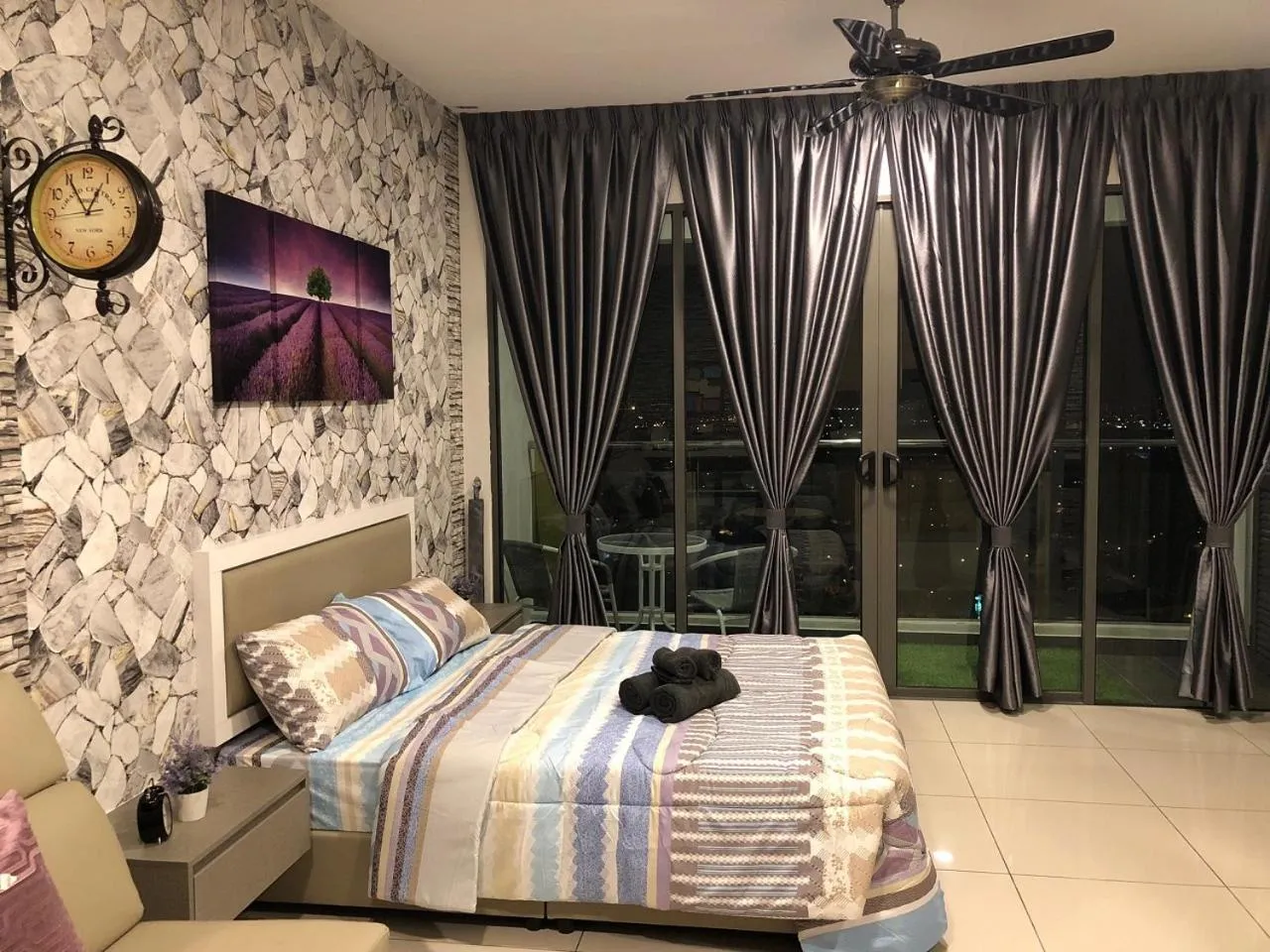 Bed in Buff Evo Soho Bangi Sentral with NETFLIX & WiFi