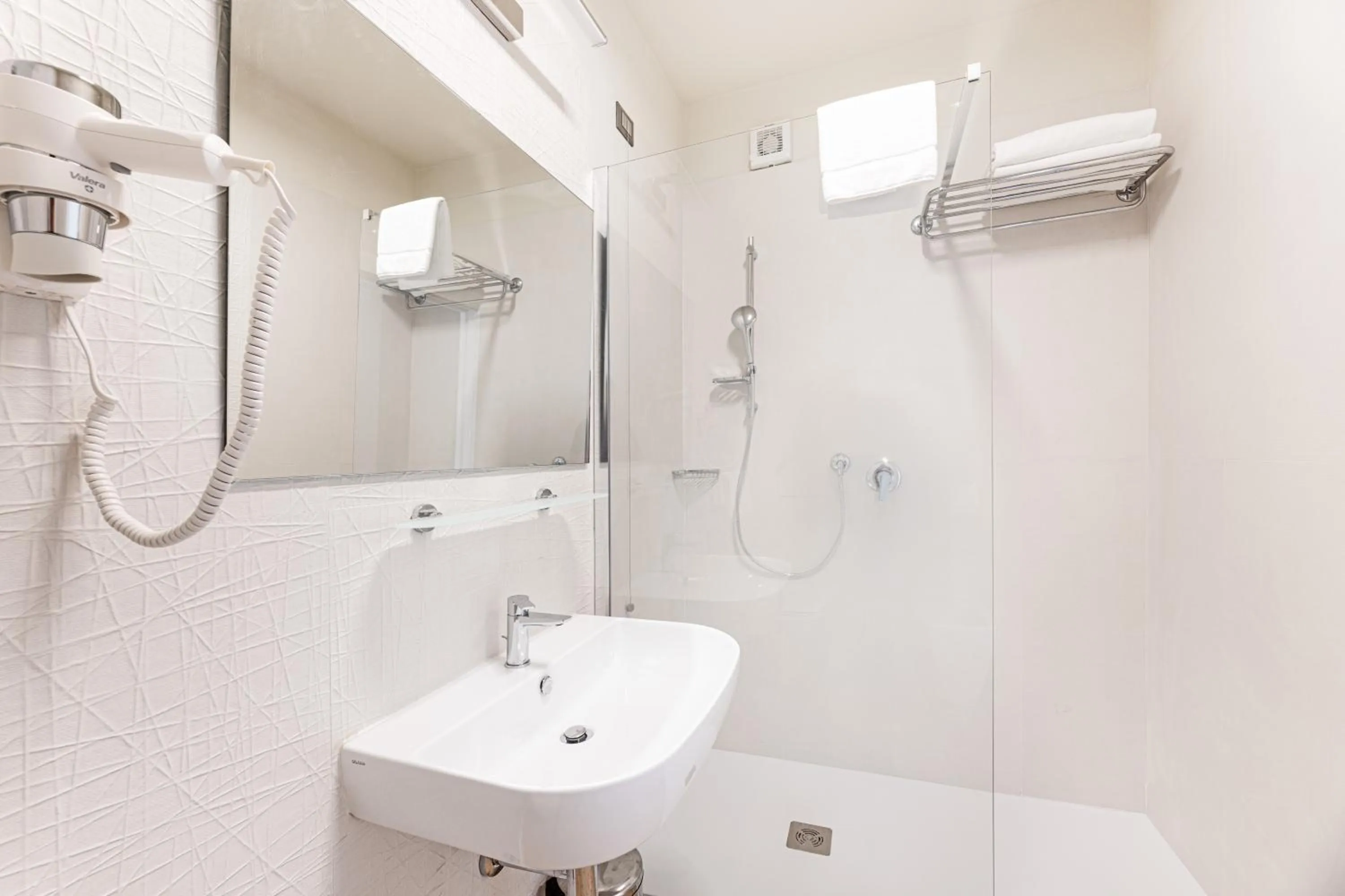 Shower in Hotel Baia Imperiale