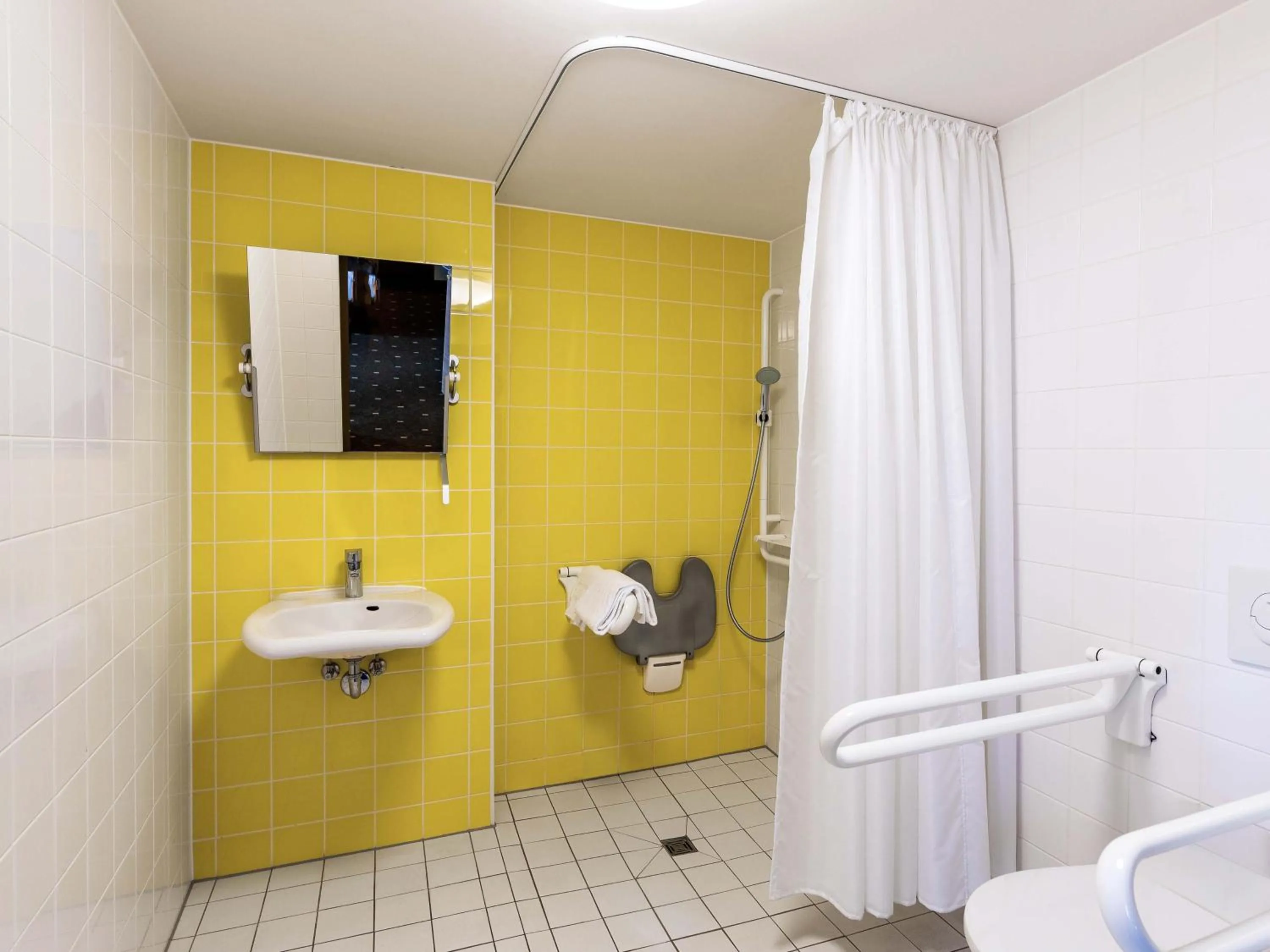 Bathroom in B&B HOTEL Düsseldorf-Mitte