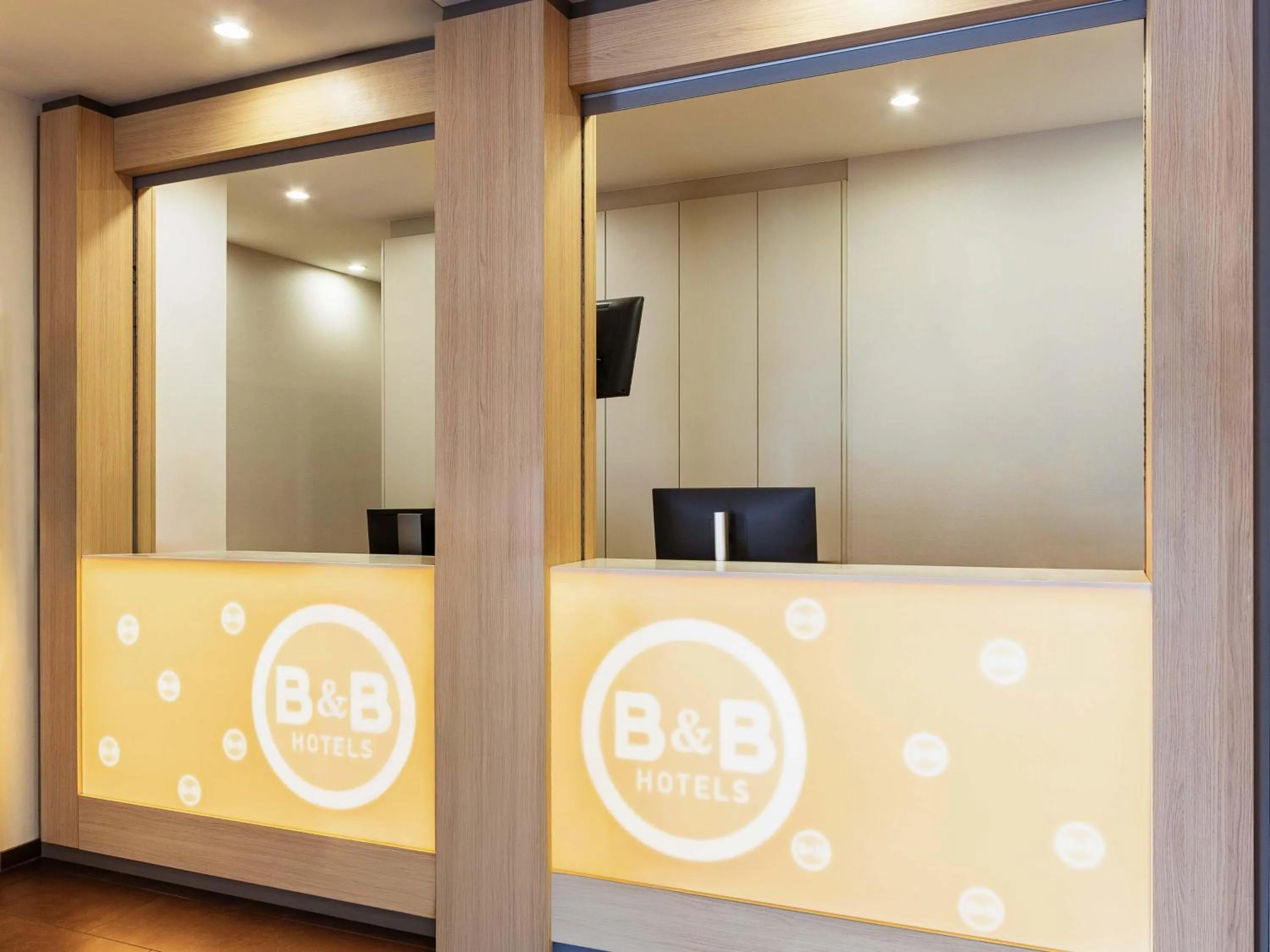 Lobby or reception in B&B HOTEL Düsseldorf-Mitte