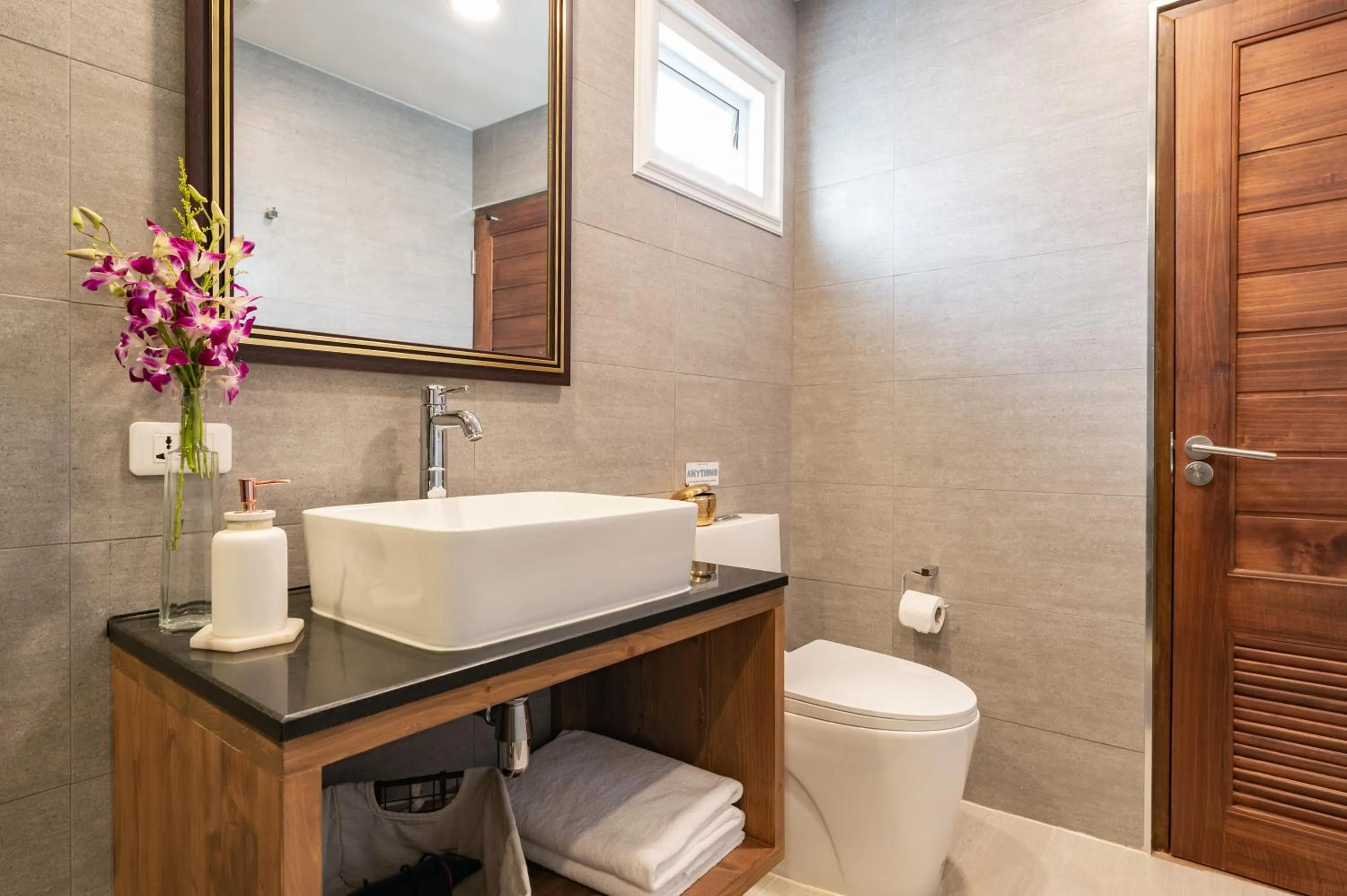 Toilet in Maneeya Park Residence