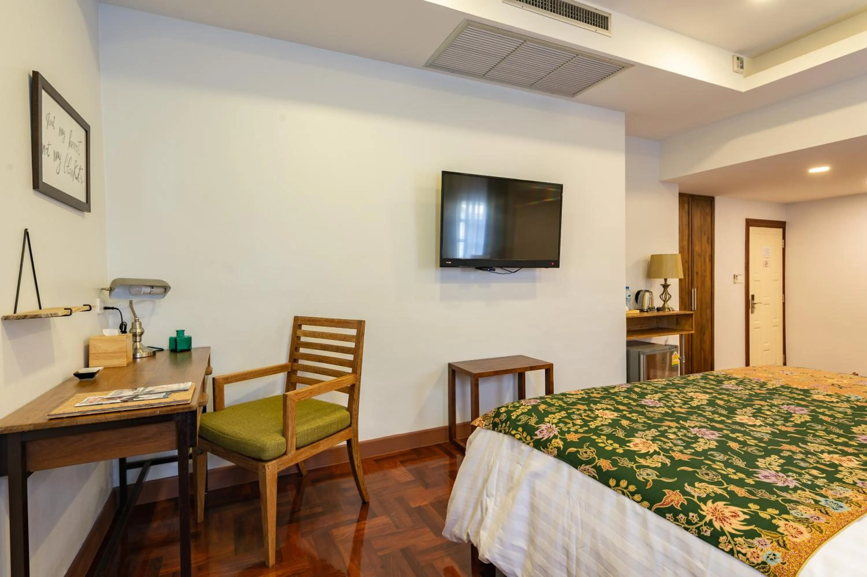 TV and multimedia, Bed in Maneeya Park Residence