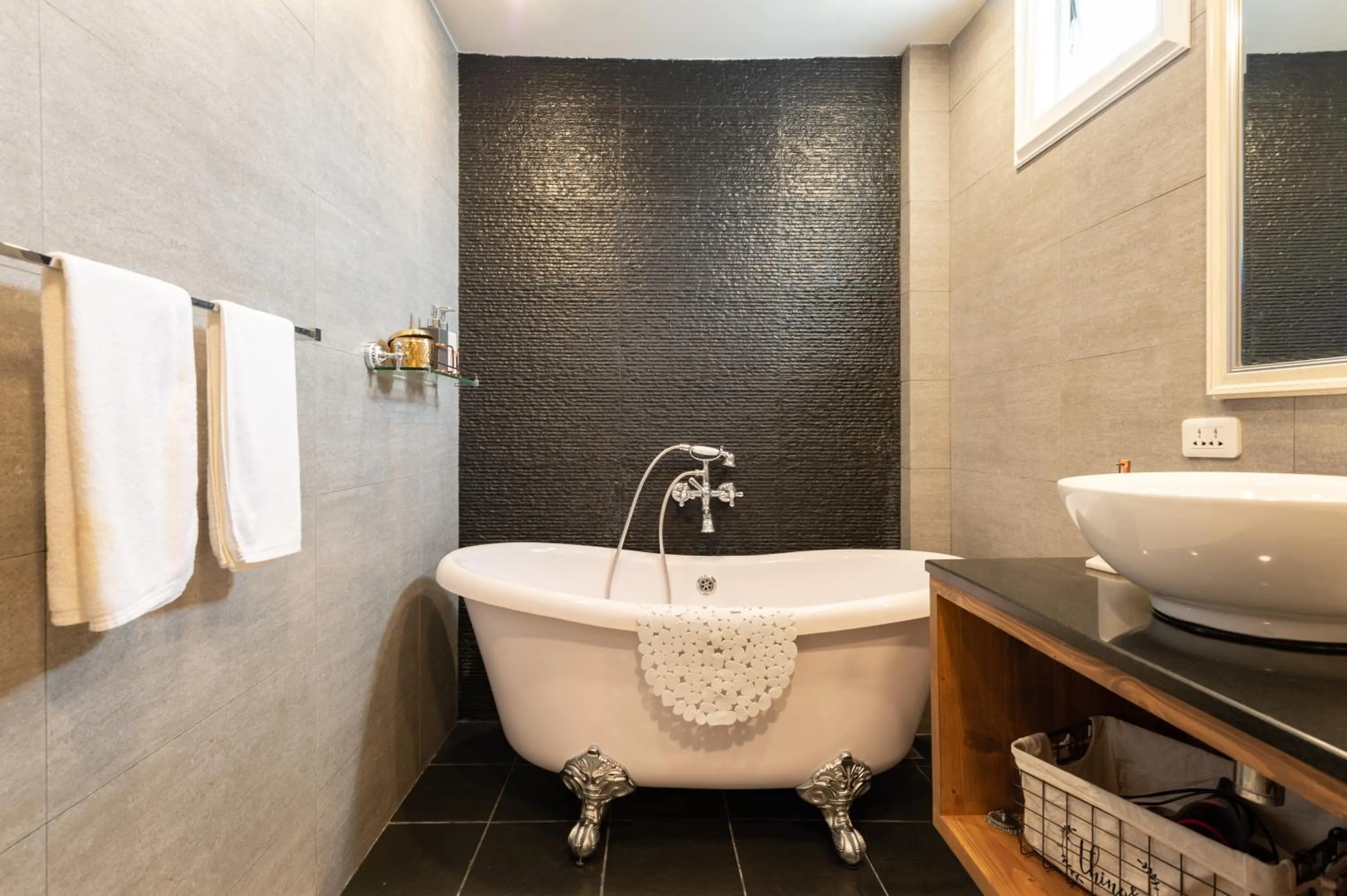 Hot Tub in Maneeya Park Residence