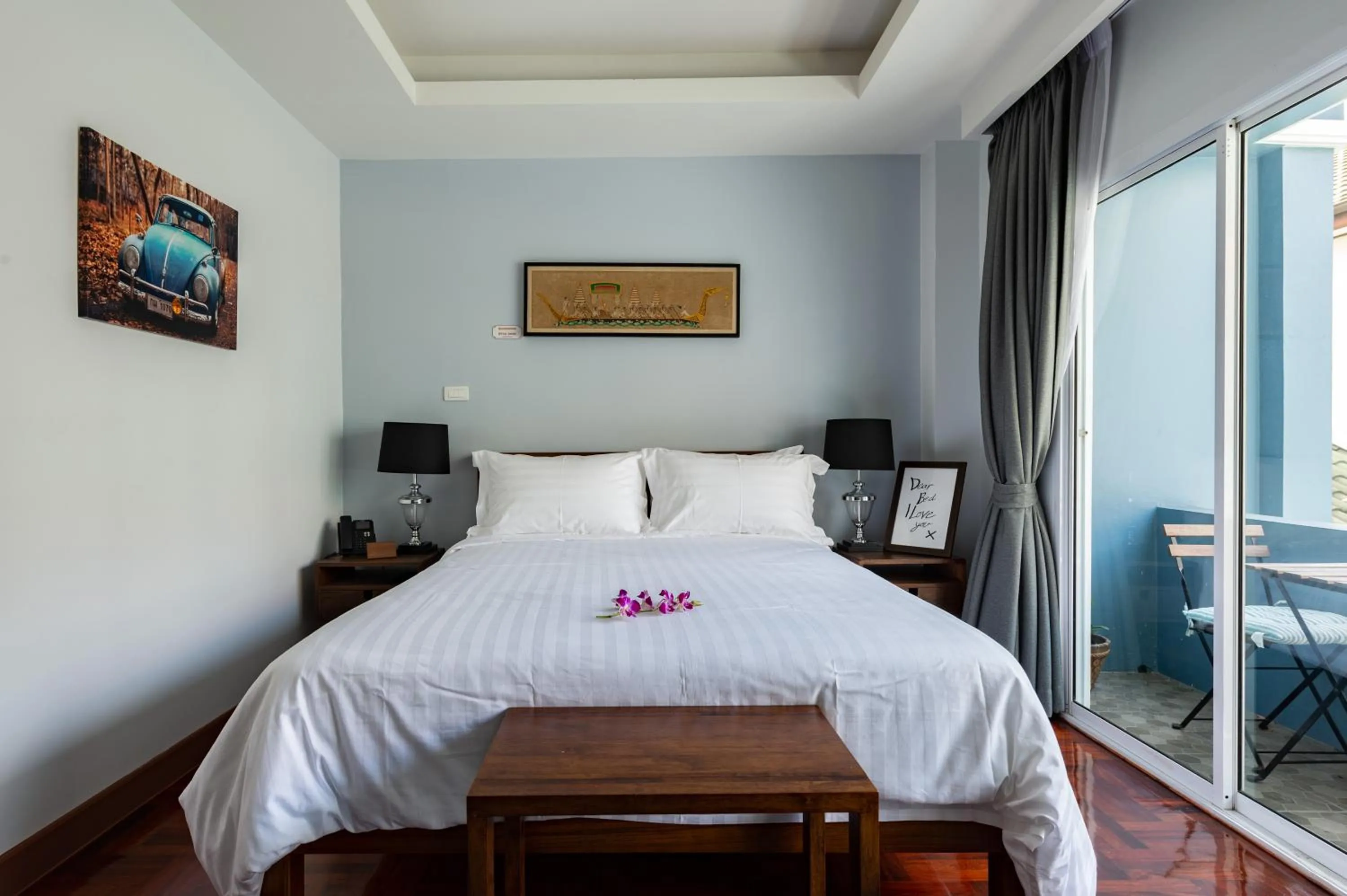 Bed in Maneeya Park Residence