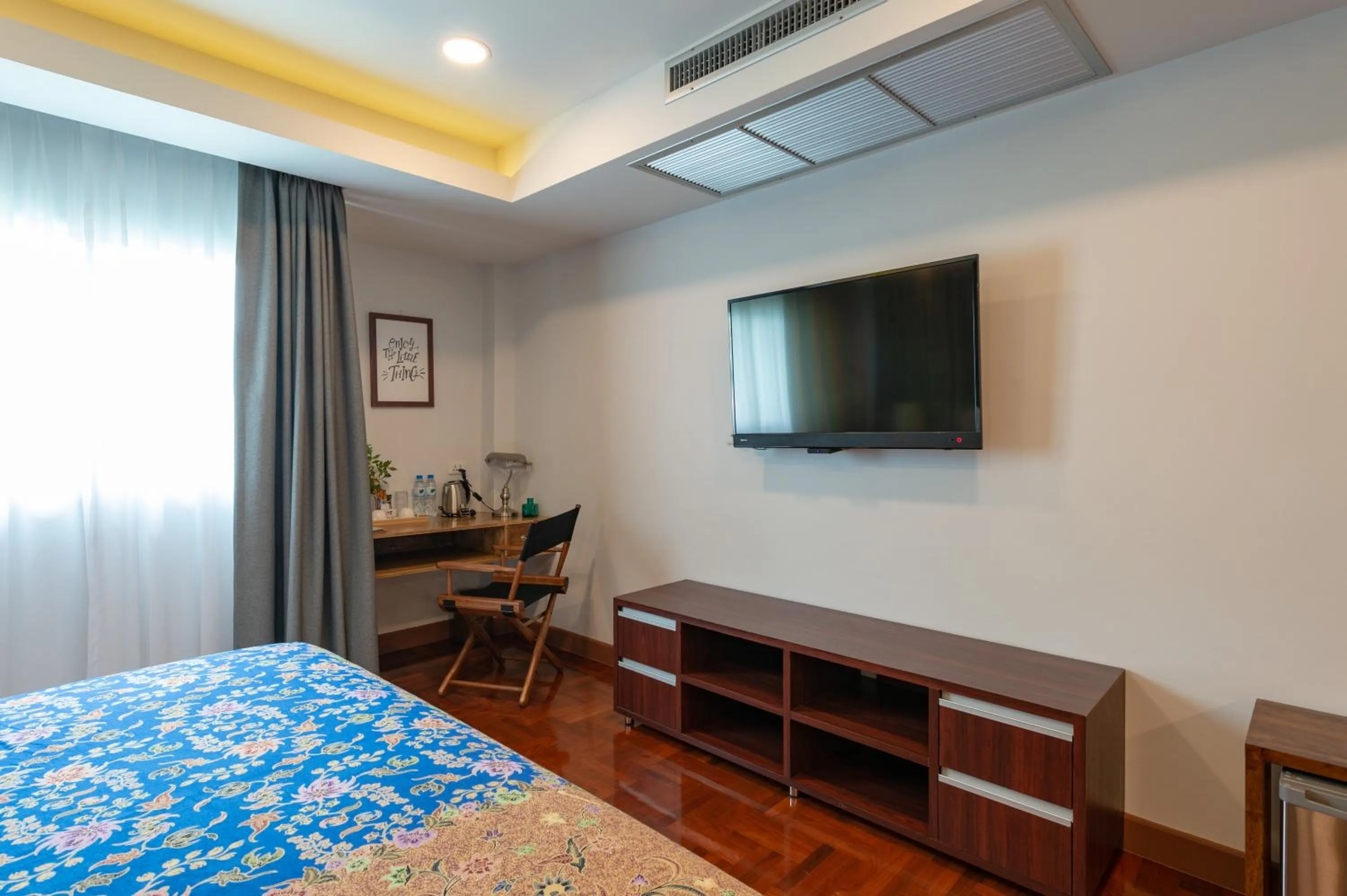 TV and multimedia, Bed in Maneeya Park Residence