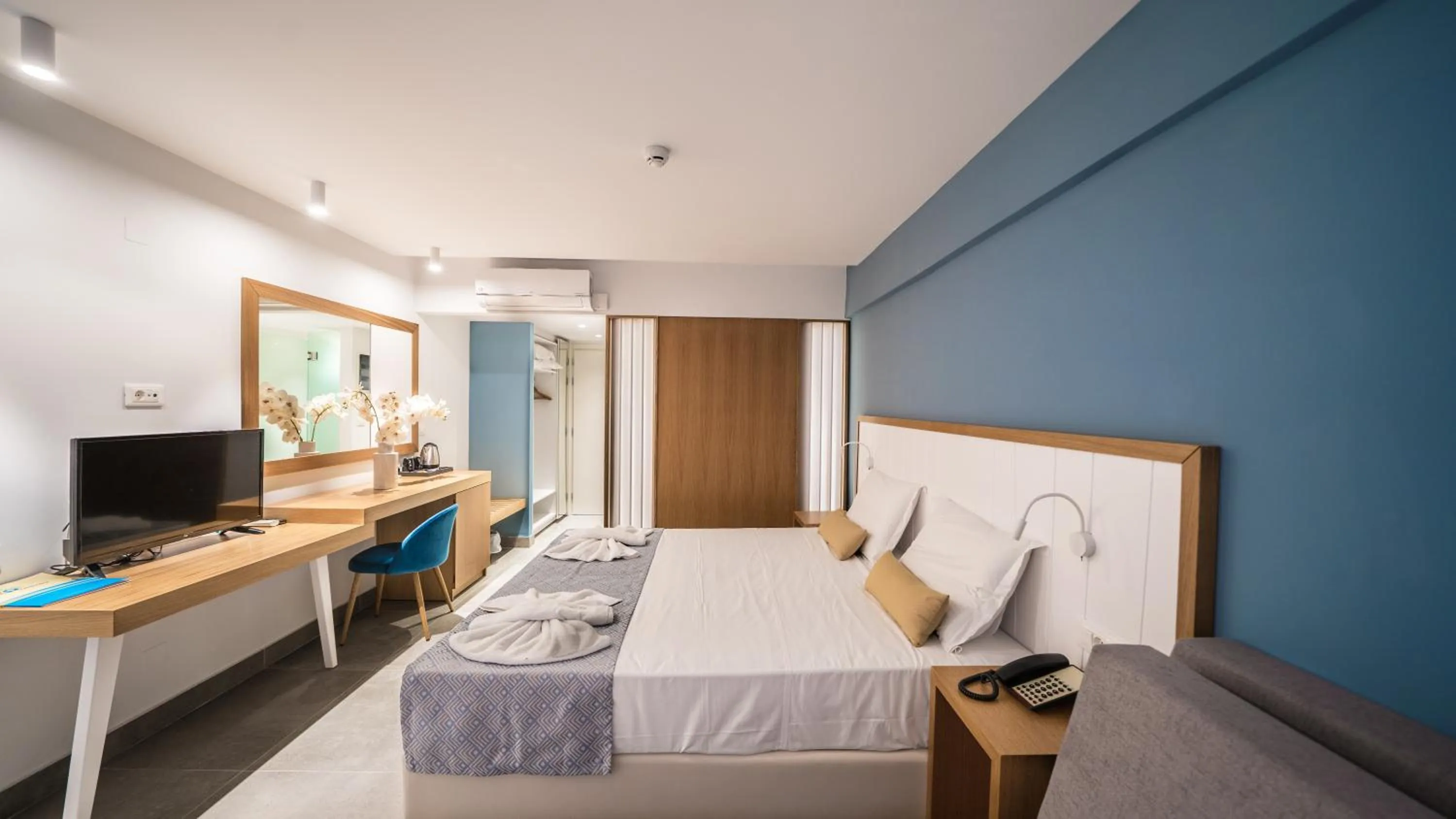 Bedroom, Bed in Panorama Village Hotel